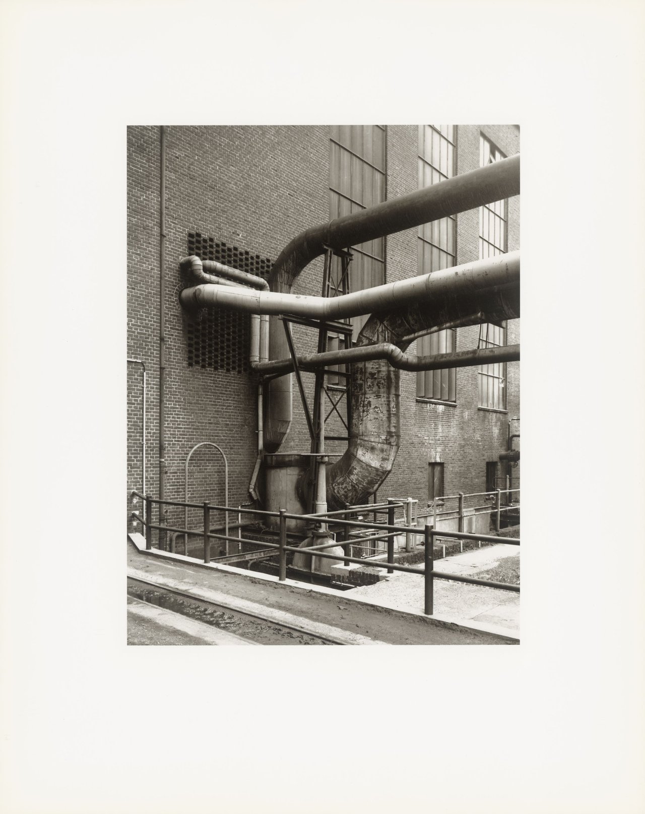 Auf diesem Bild ist das folgende Kunstwerk zu sehen: Bernd und Hilla Becher. „Walls and Conduits“. 1991.