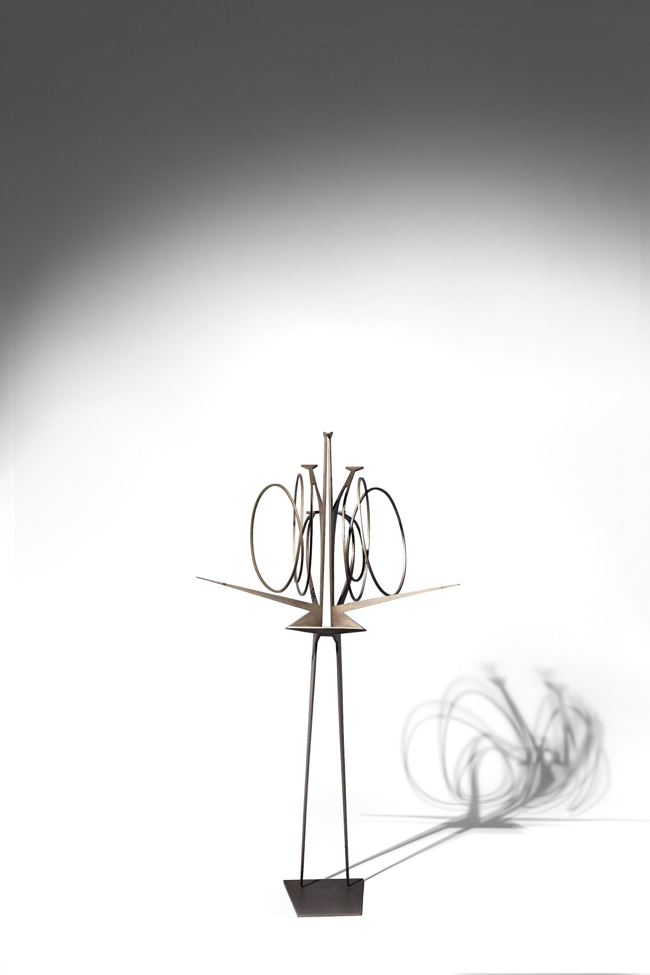 Auf diesem Bild ist das folgende Kunstwerk zu sehen: Hans Uhlmann. „Symmetrie“. 1955.