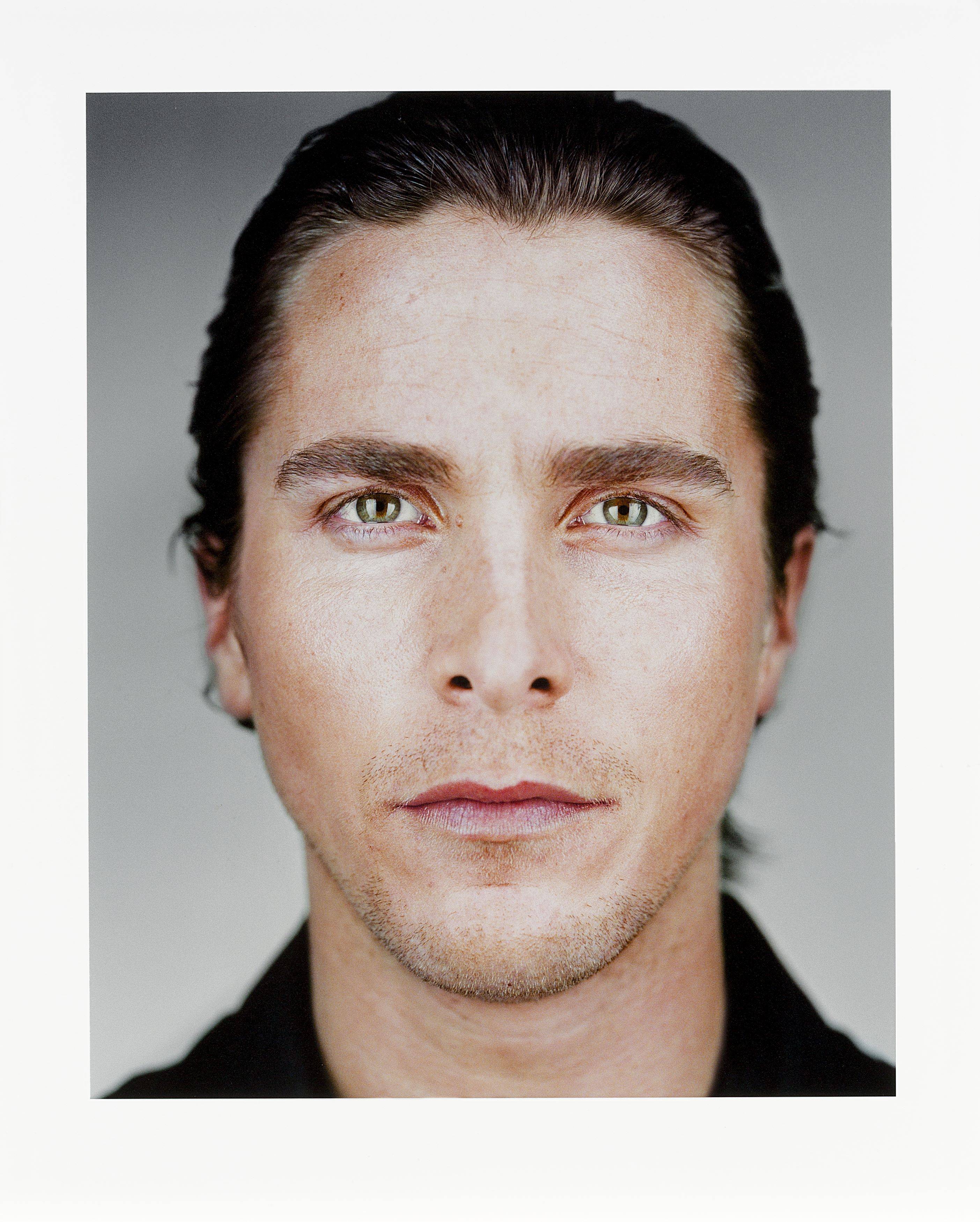 Auf diesem Bild ist das folgende Kunstwerk zu sehen: Martin Schoeller. Christian Bale. 2000.