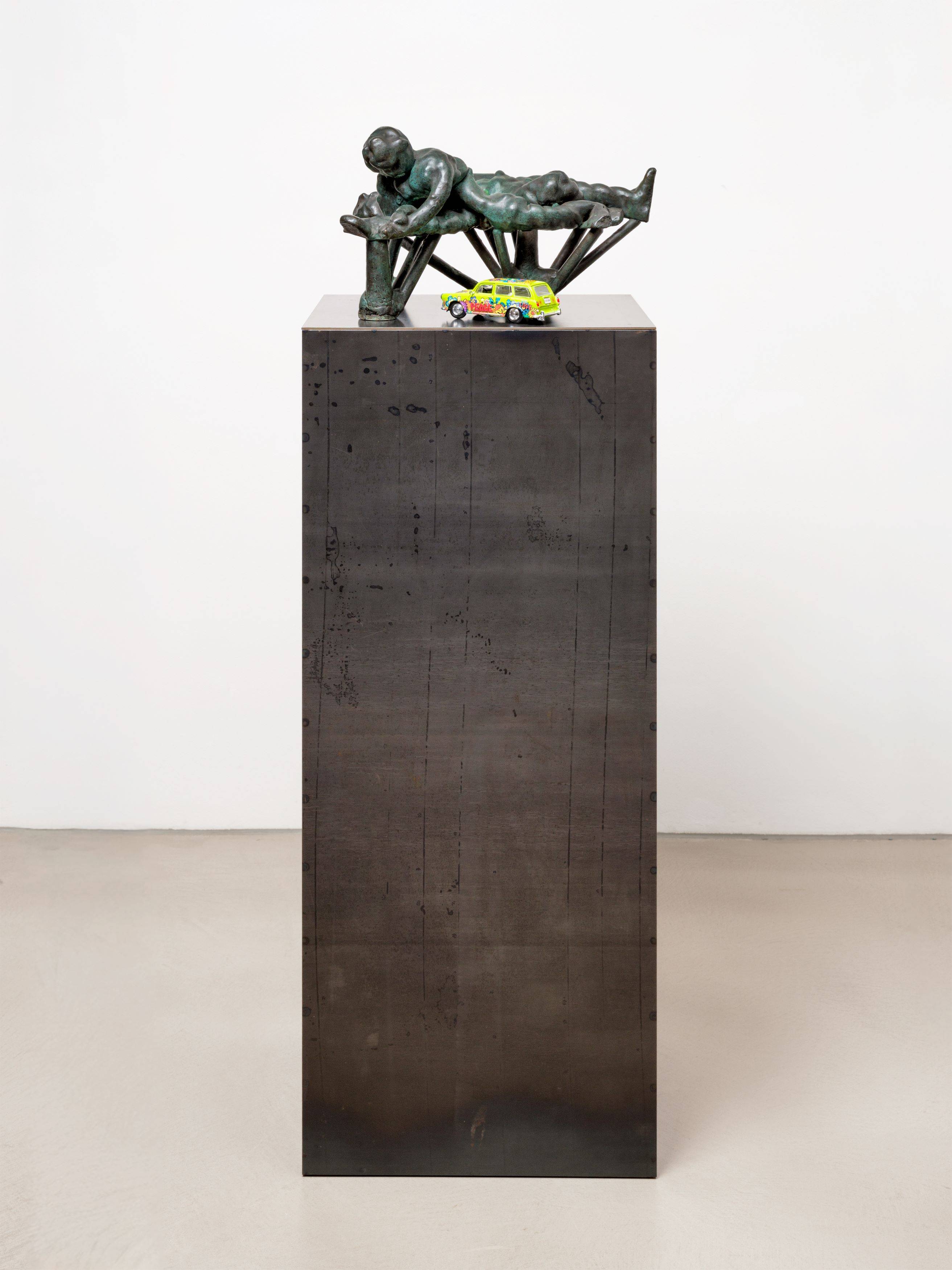 This picture shows the following artwork: Thomas Schütte. ”Kriegerdenkmal VII”. 2004.