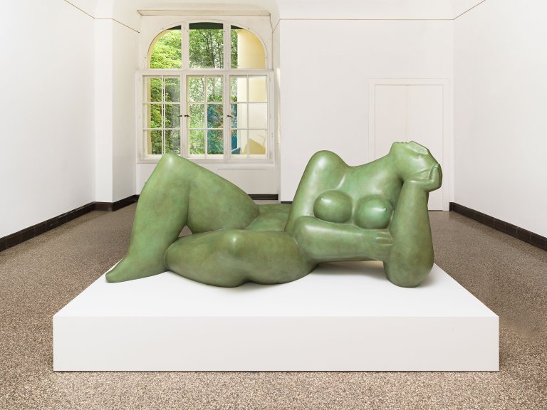 This picture shows the following artwork: Karl Hartung. ”Große Liegende”. 1951.