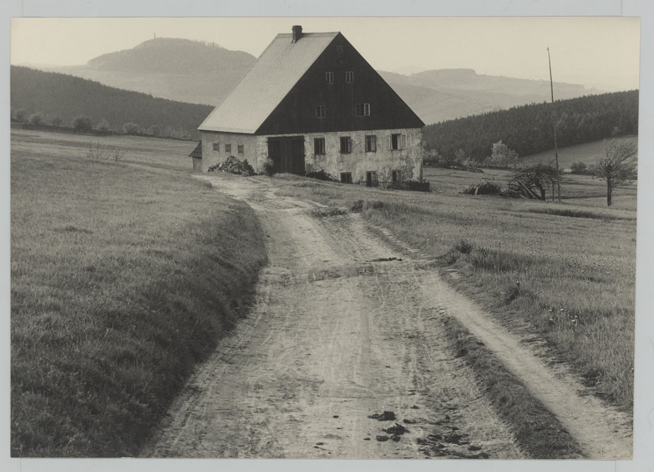 This picture shows the following artwork: Albert Renger-Patzsch. ”Erzgebirg.[e] Landschaft mit Geisingberg”. 1936.