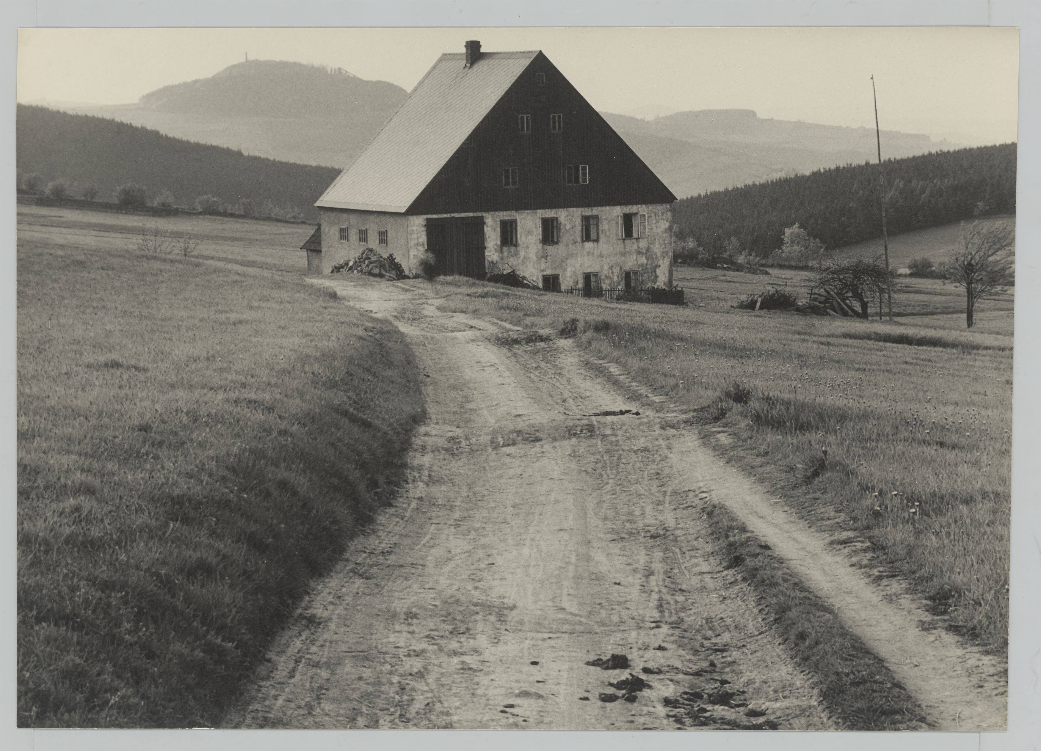 This picture shows the following artwork: Albert Renger-Patzsch. ”Erzgebirg.[e] Landschaft mit Geisingberg”. 1936.