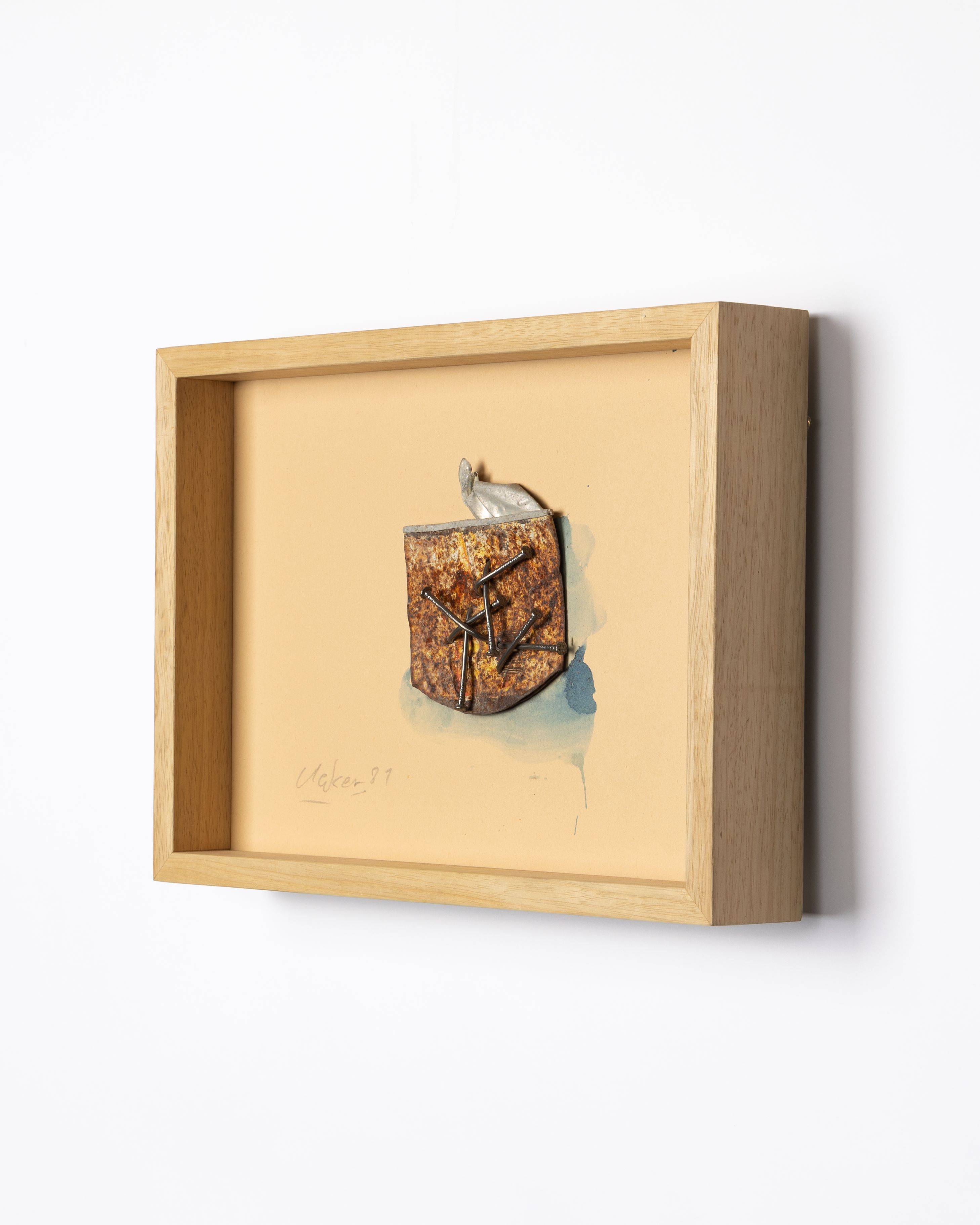 Auf diesem Bild ist das folgende Kunstwerk zu sehen: Günther Uecker. Aus: Wüstenfunde. 1981.