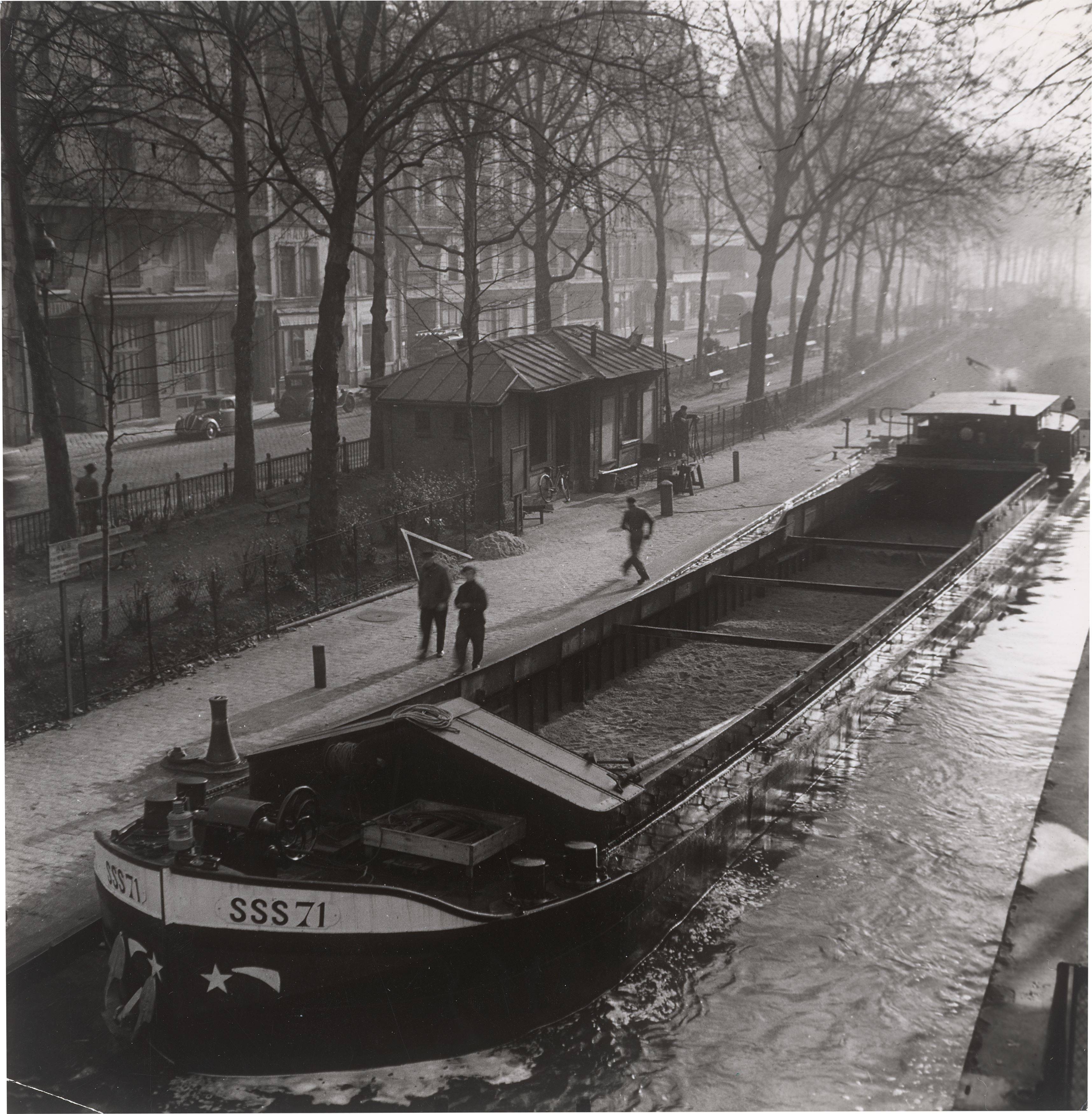 This picture shows the following artwork: Paul Almasy. ”Le Canal d'Ourcq, Paris”. 1949.