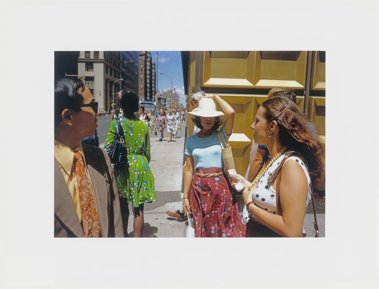 Auf diesem Bild ist das folgende Kunstwerk zu sehen: Joel Meyerowitz. Gold Corner, New York City. 1974.