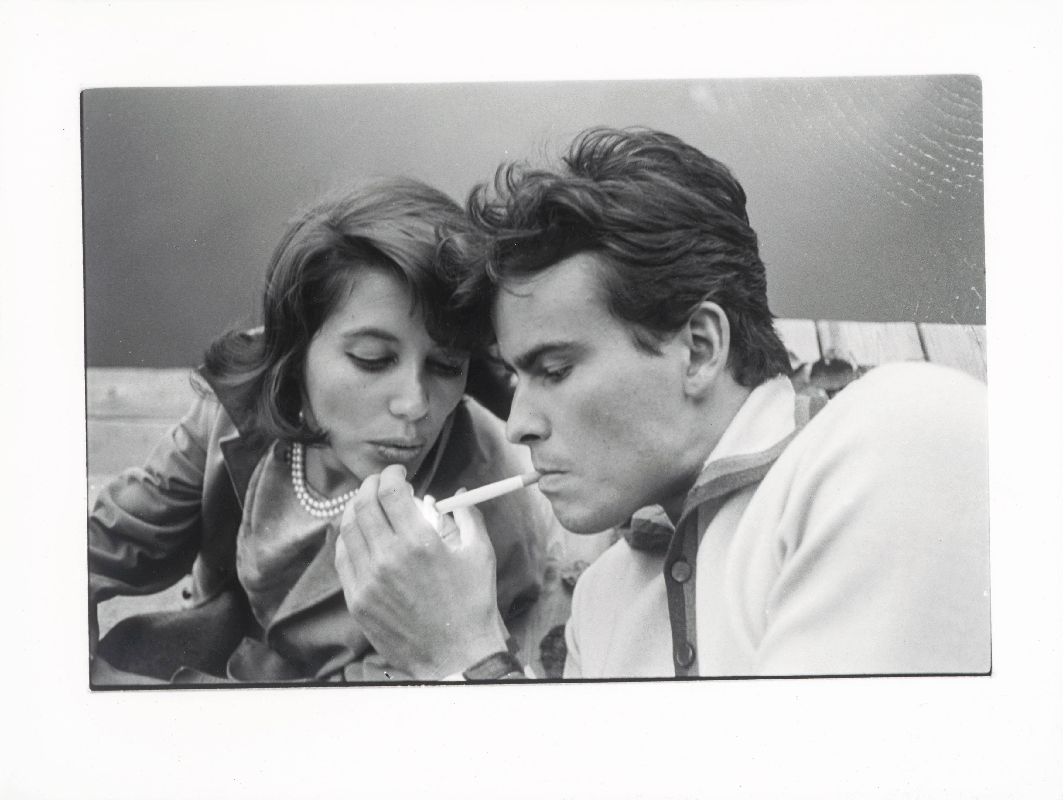 Auf diesem Bild ist das folgende Kunstwerk zu sehen: Will McBride. „Horst Buchholz und Frau, Berlin
