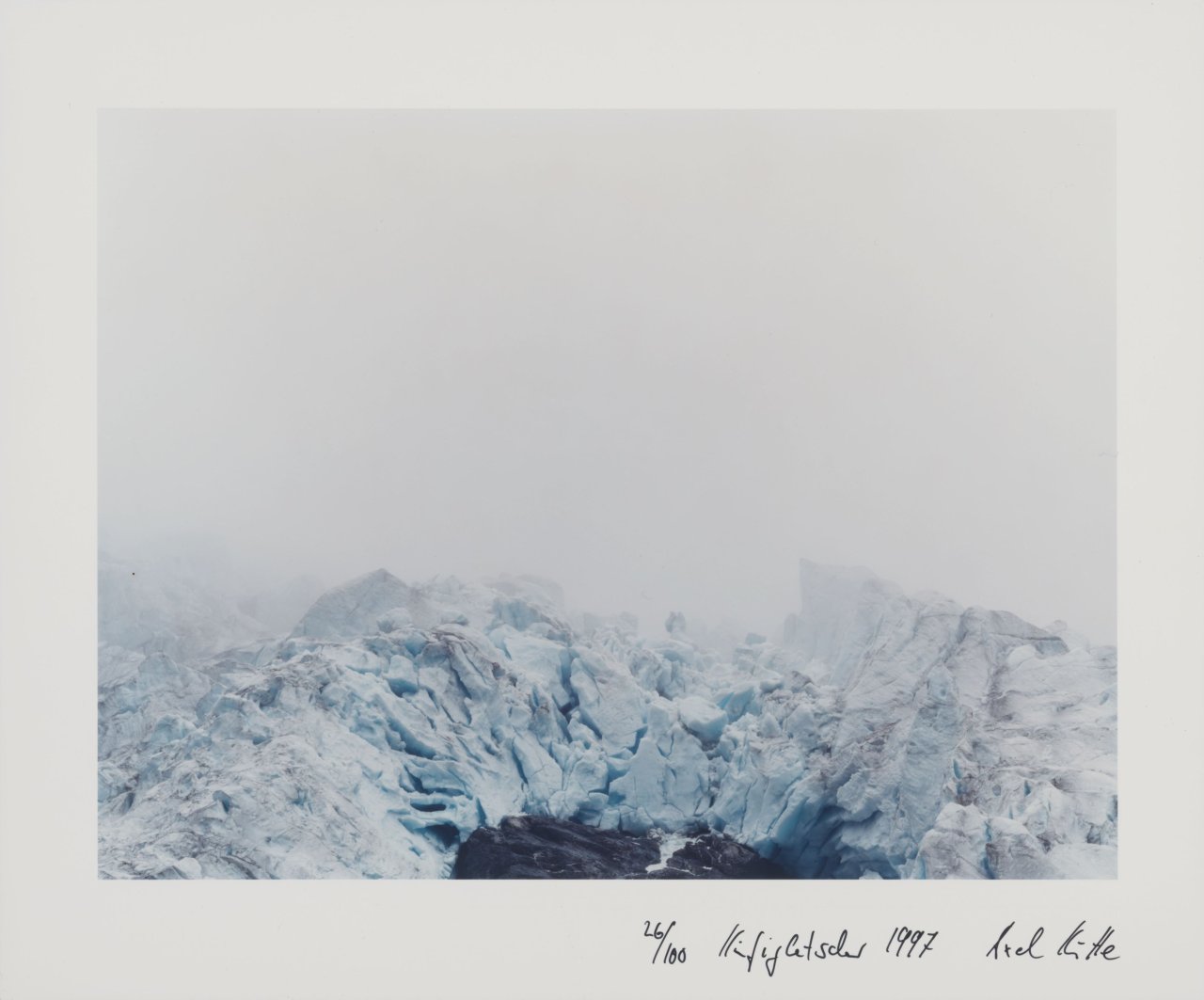 Auf diesem Bild ist das folgende Kunstwerk zu sehen: Axel Hütte. „Hüfigletscher“, Schweiz. 1997.