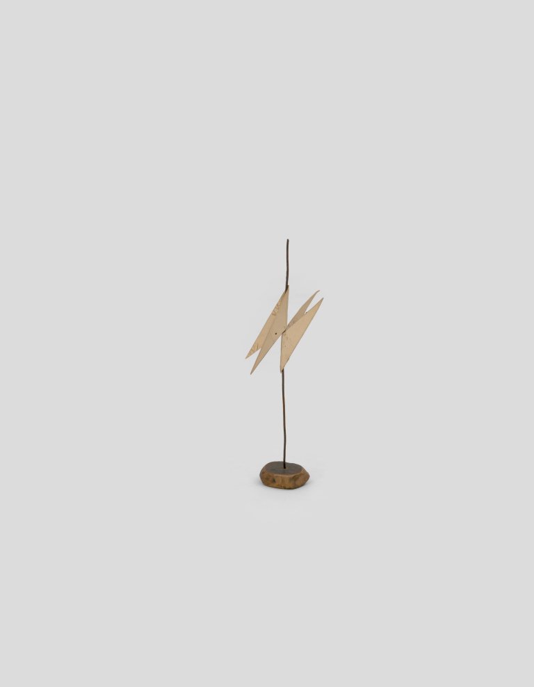 Auf diesem Bild ist das folgende Kunstwerk zu sehen: Hermann Glöckner. Paarig gefaltete Dreiecke, an einem Mast. 1970.