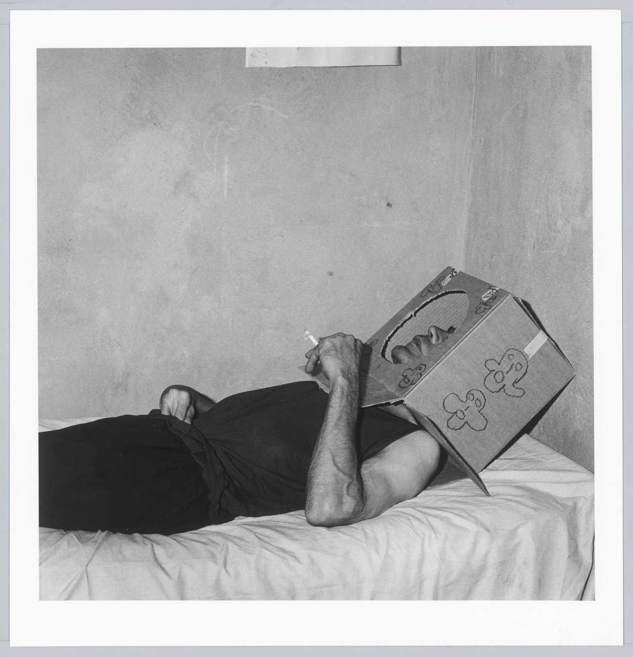 Auf diesem Bild ist das folgende Kunstwerk zu sehen: Roger Ballen. „Recluse“. 2002.