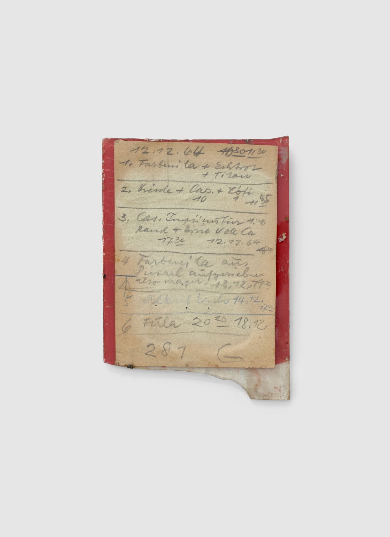 Auf diesem Bild ist das folgende Kunstwerk zu sehen: Hermann Glöckner. Gerissene helle Masse auf rotem Grund. 1964.