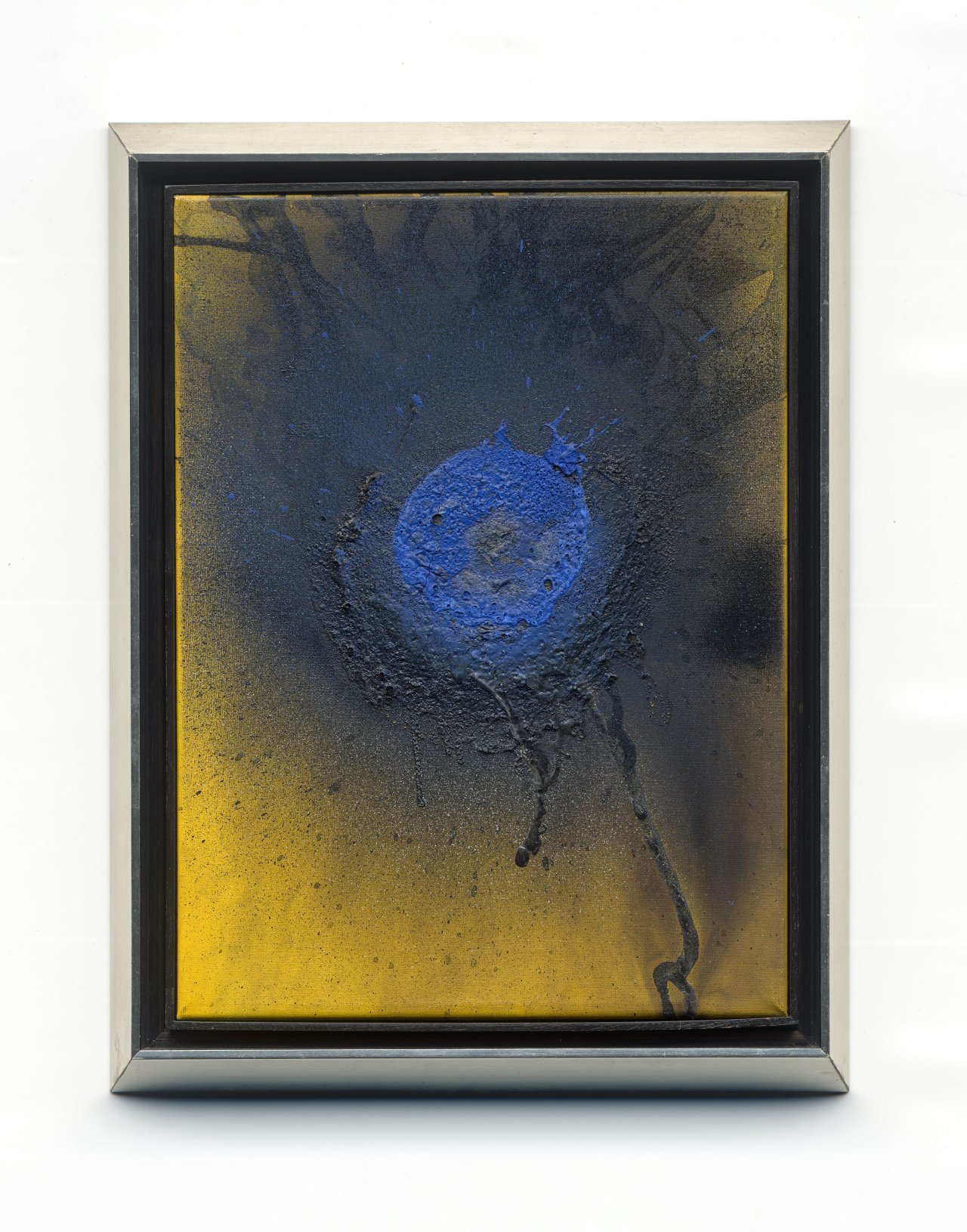 Auf diesem Bild ist das folgende Kunstwerk zu sehen: Otto Piene. „Blauer Wirbel“. 1977.