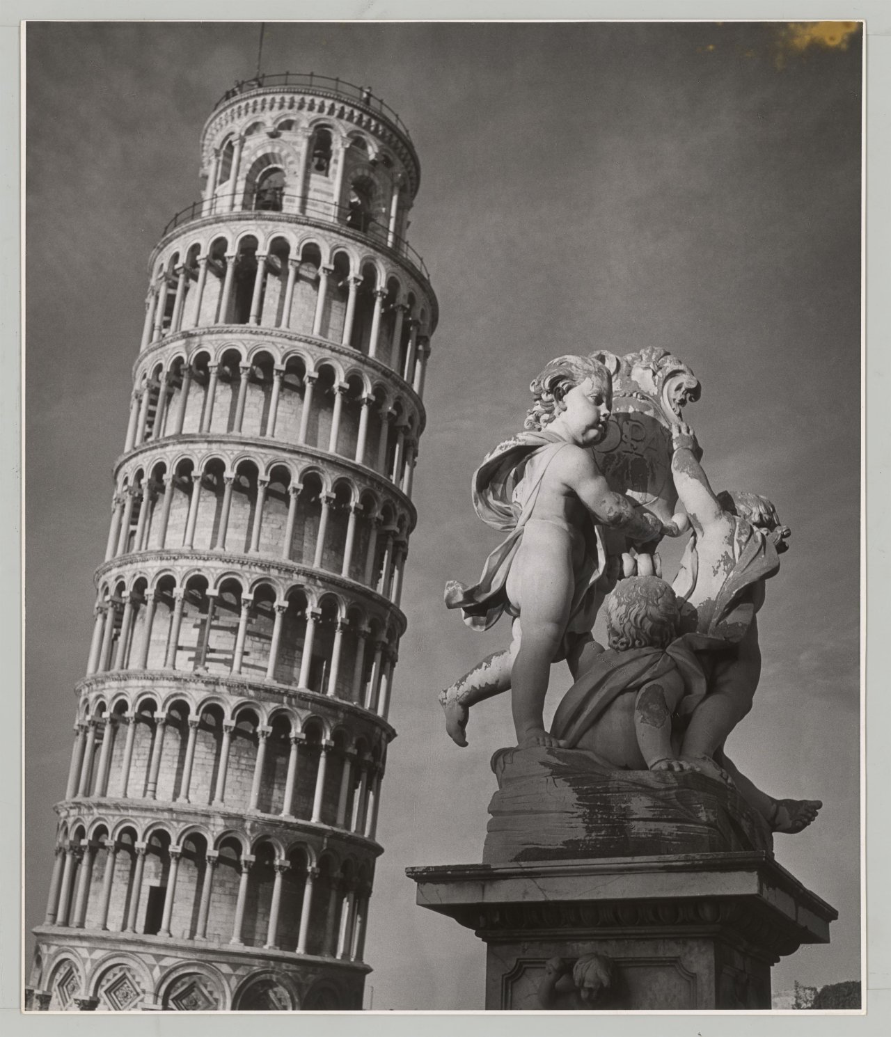 This picture shows the following artwork: Herbert List. ”Schiefer Turm, Pisa”. 1949.