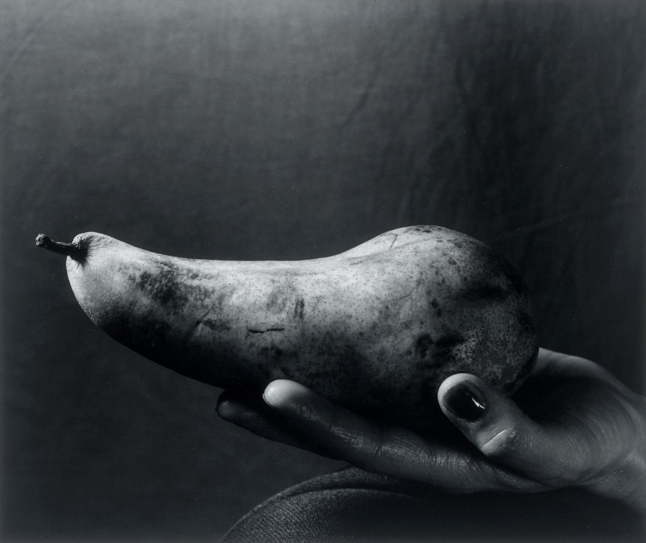 Auf diesem Bild ist das folgende Kunstwerk zu sehen: Manfred Paul. „Birne mit Hand
