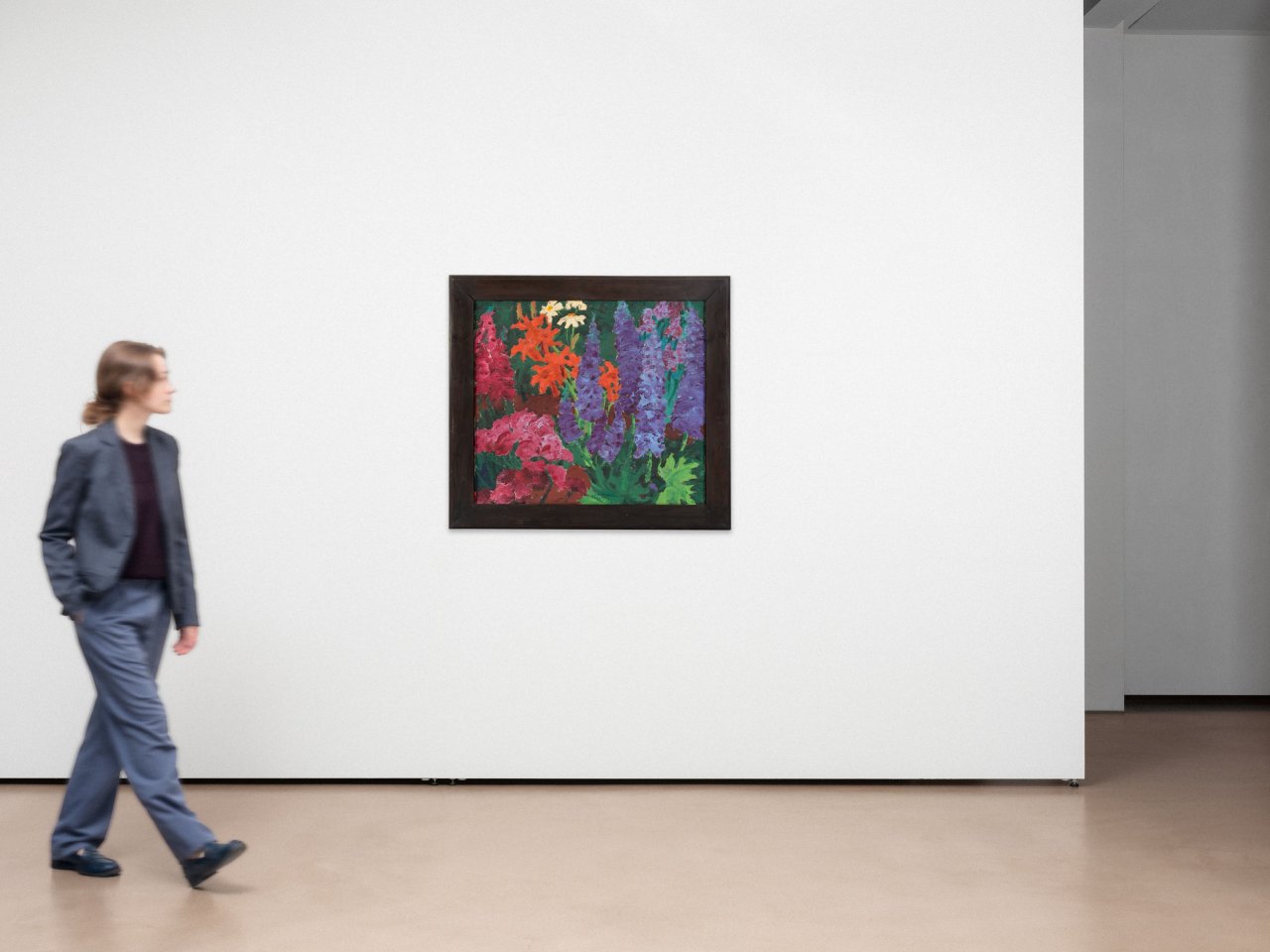 This picture shows the following artwork: Emil Nolde. ”Feuerlilien und Rittersporn”. 1920.