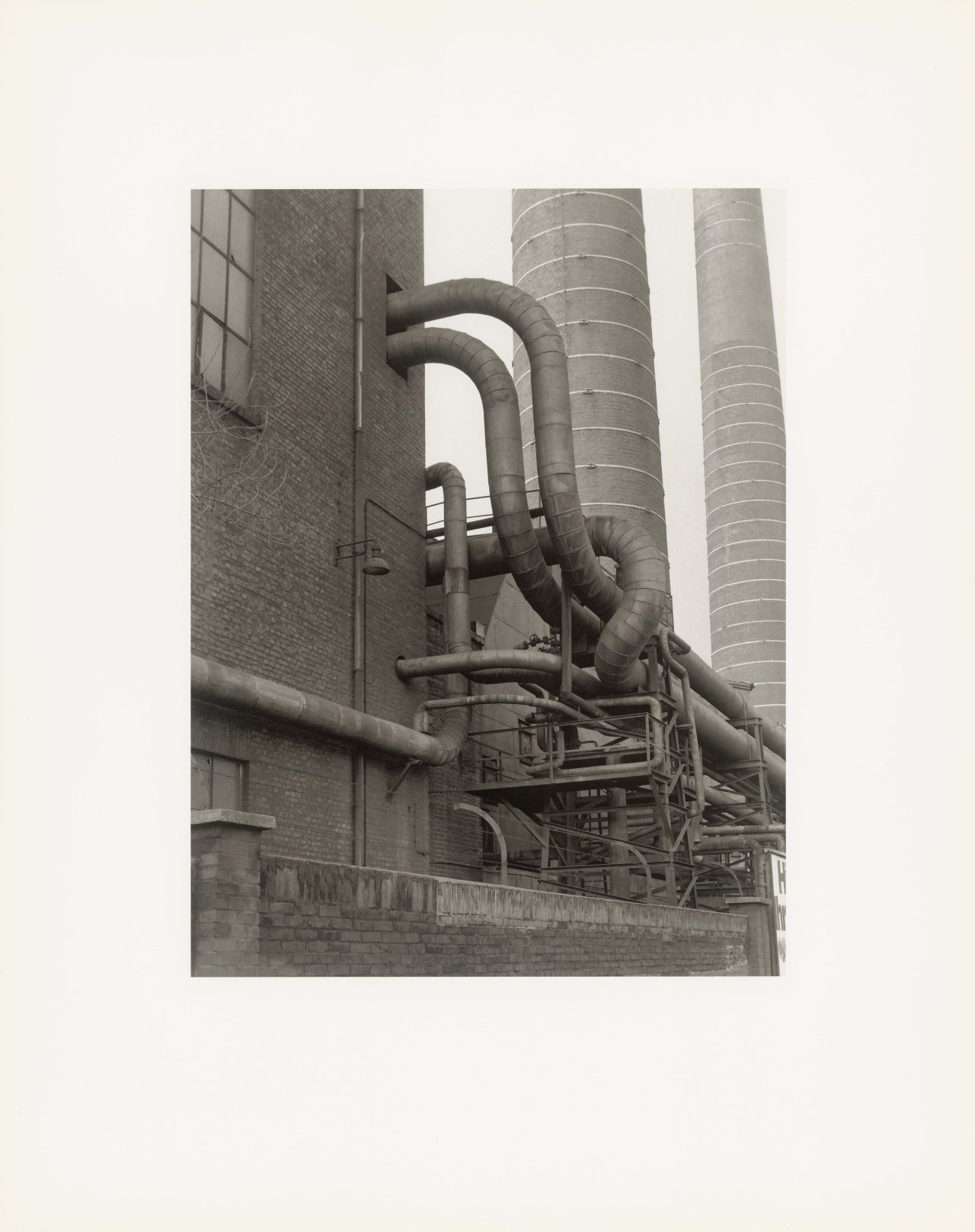 Auf diesem Bild ist das folgende Kunstwerk zu sehen: Bernd und Hilla Becher. „Walls and Conduits“. 1991.