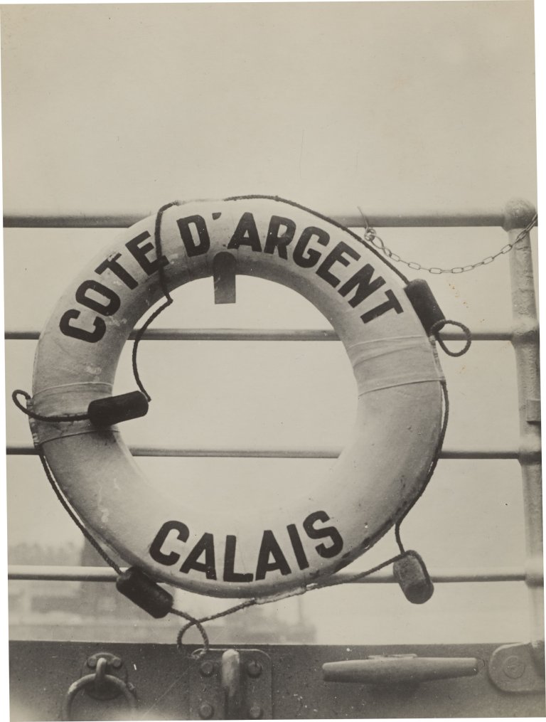 Auf diesem Bild ist das folgende Kunstwerk zu sehen: Maurice Tabard. Sur Paquebot-ferry 'Côte d'Argent'. Vermutlich 1930er–Jahre.