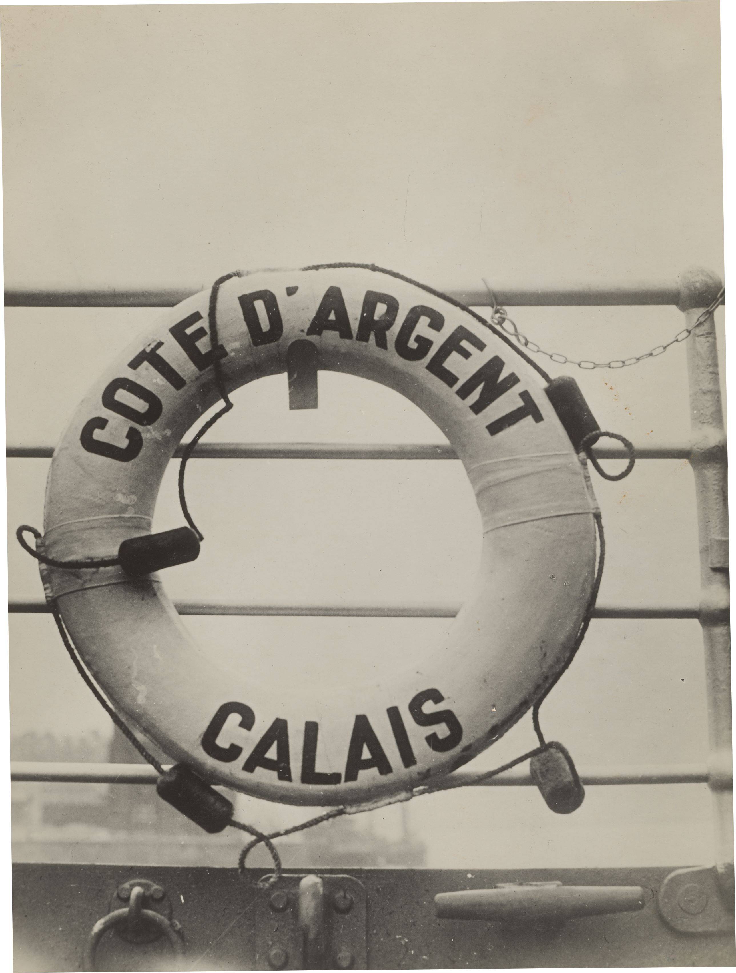 Auf diesem Bild ist das folgende Kunstwerk zu sehen: Maurice Tabard. Sur Paquebot-ferry 'Côte d'Argent'. Vermutlich 1930er–Jahre.