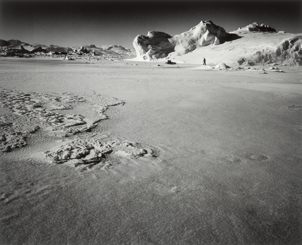 This picture shows the following artwork: Ragnar Axelsson. ”Greenland – Sermiliqfjord”. 1997.