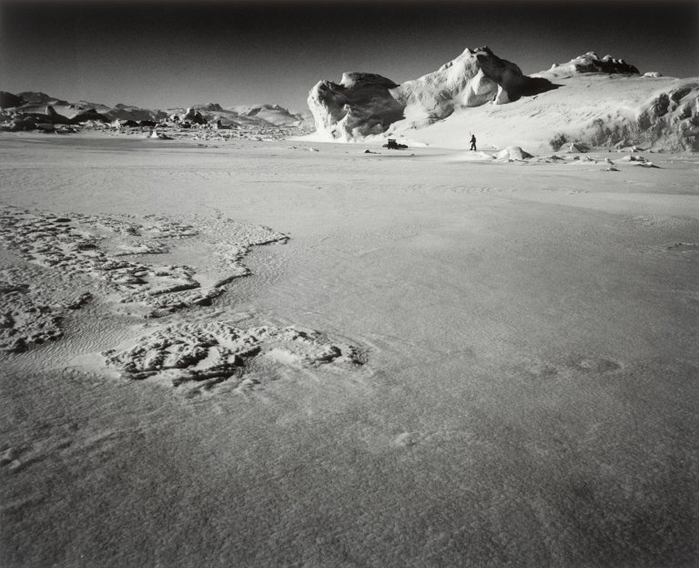 This picture shows the following artwork: Ragnar Axelsson. ”Greenland – Sermiliqfjord”. 1997.