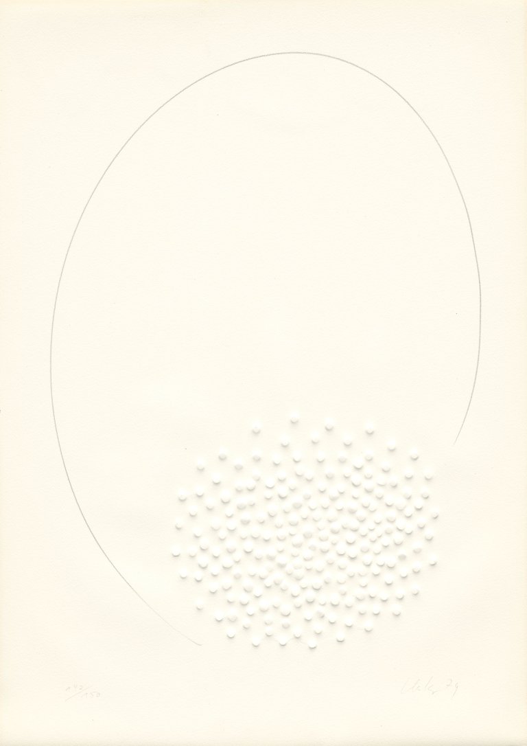 Auf diesem Bild ist das folgende Kunstwerk zu sehen: Günther Uecker. „Hommage à Fontana“. 1974.