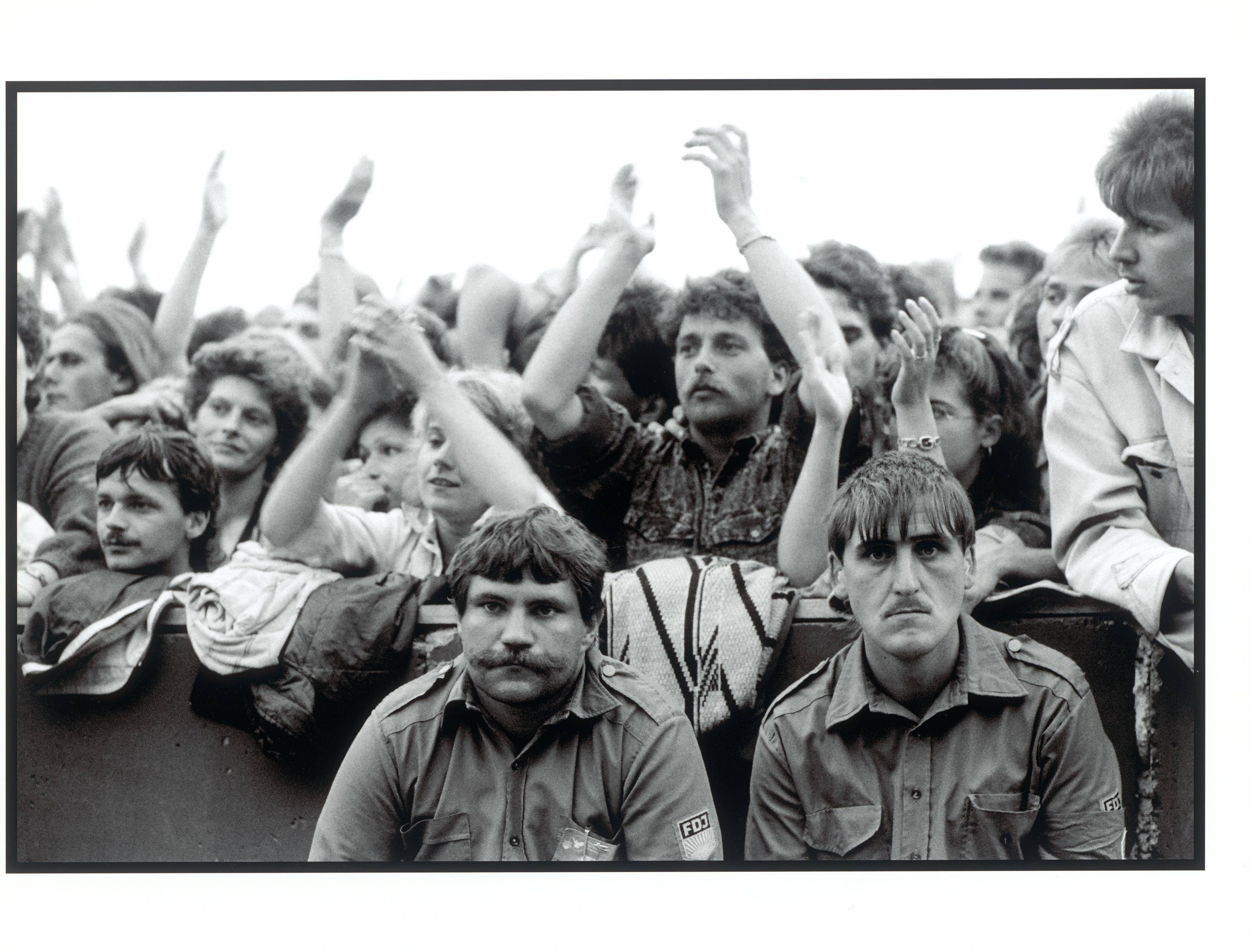 This picture shows the following artwork: Harald Hauswald. ”Konzert Bruce Springsteen”. Berlin, Weissensee. 1988.