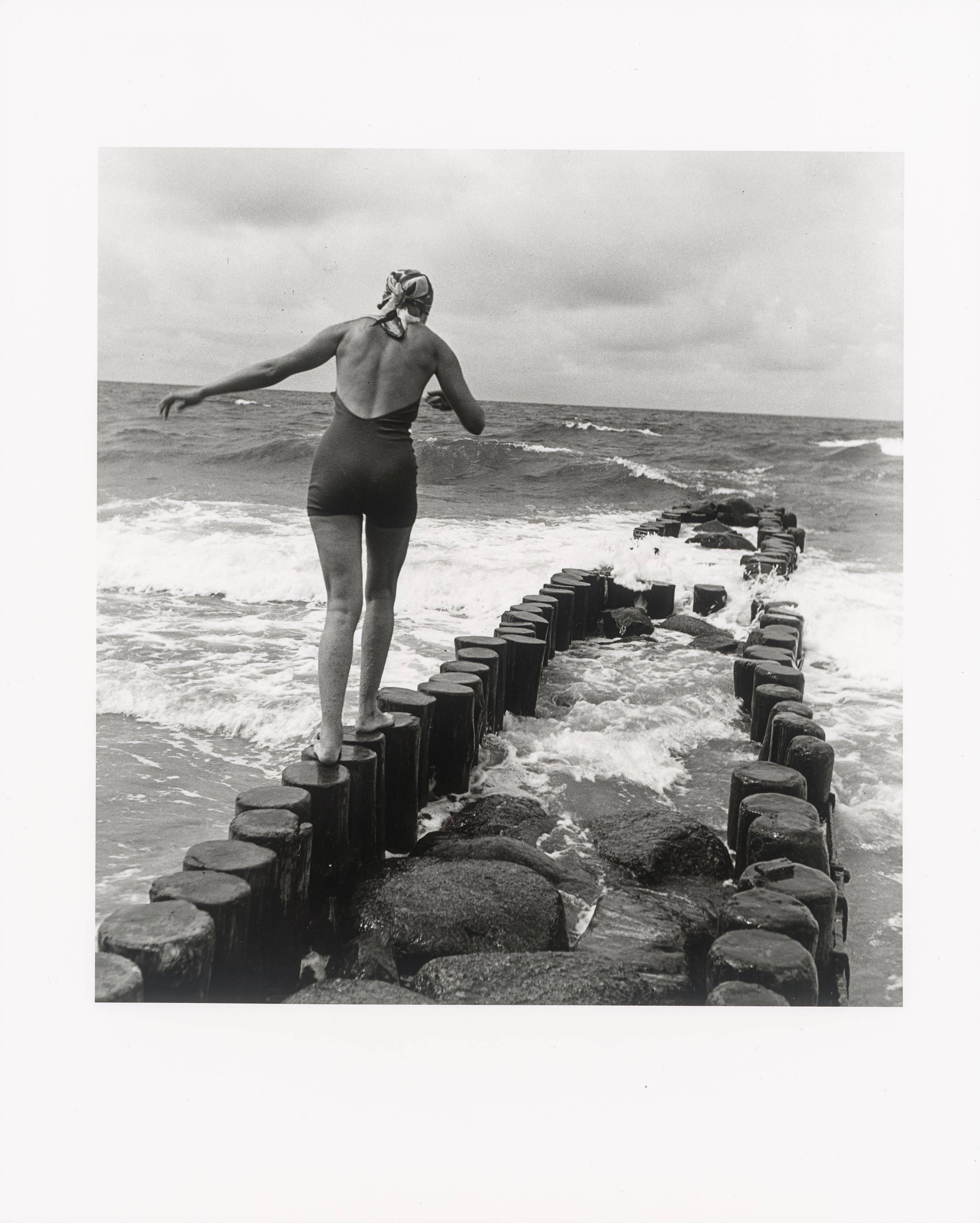 Auf diesem Bild ist das folgende Kunstwerk zu sehen: Bleicke Bleicken. Balancieren, Westerland. 1935.