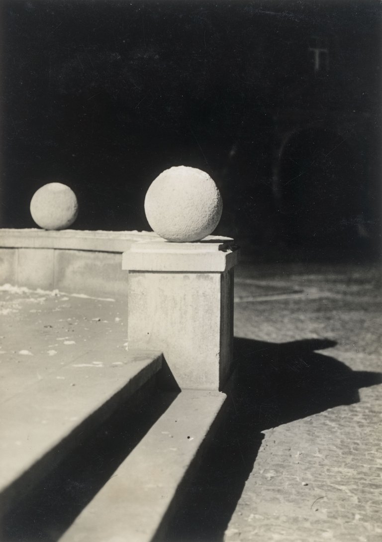 Auf diesem Bild ist das folgende Kunstwerk zu sehen: Walter Hege. Das nächtliche Weimar. 1931/33.
