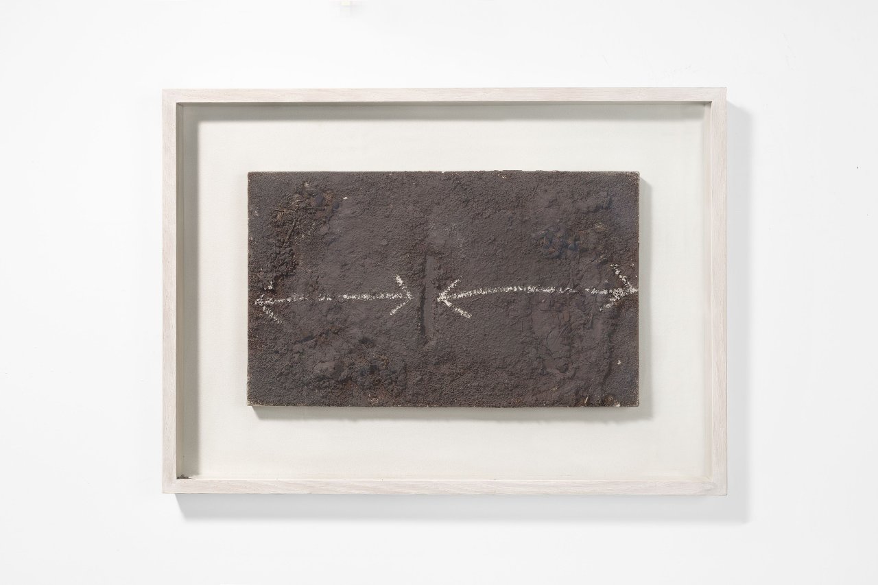 Auf diesem Bild ist das folgende Kunstwerk zu sehen: Antoni Tàpies. „Symmetrical Arrows“. 1969.