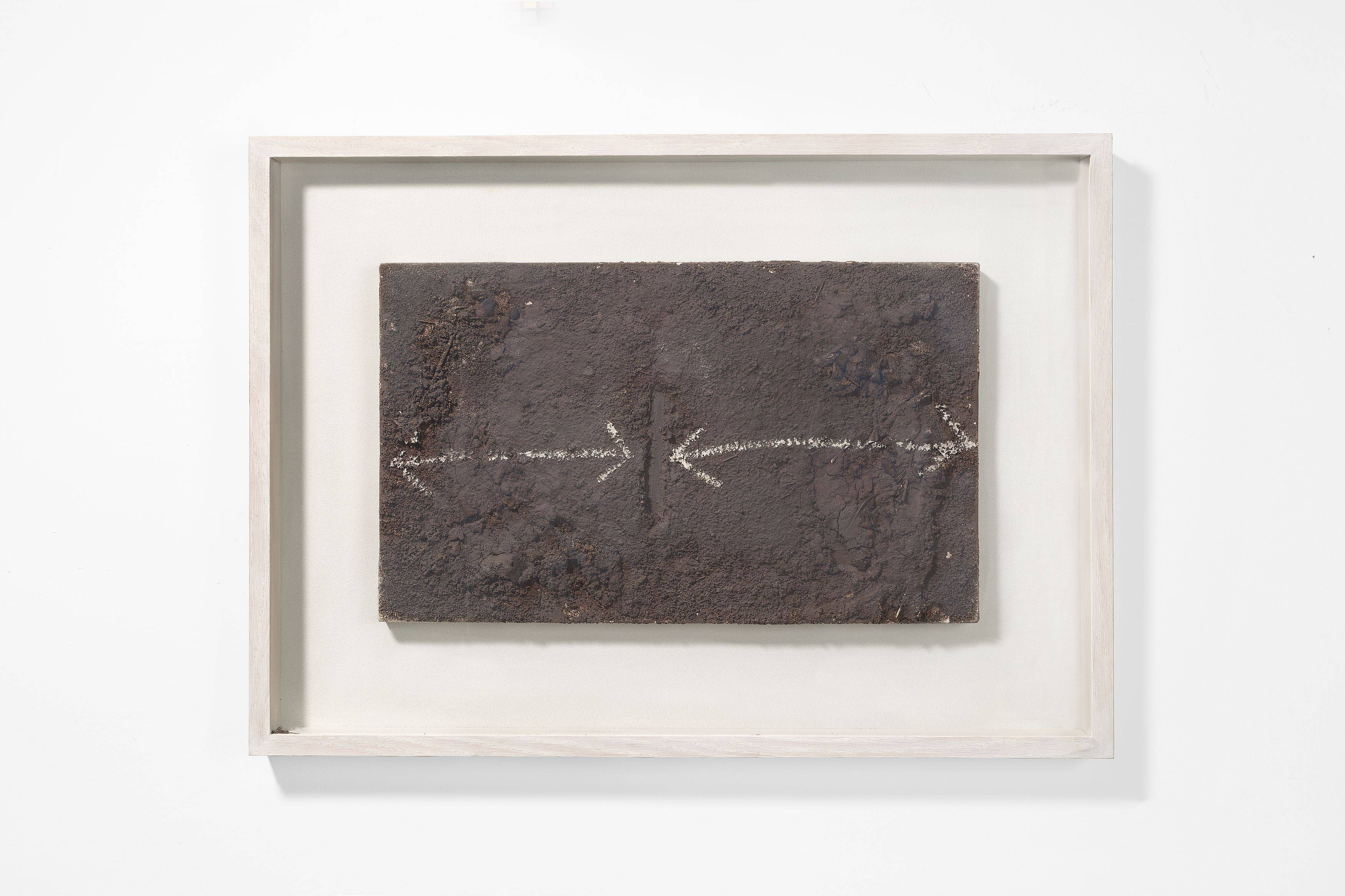Auf diesem Bild ist das folgende Kunstwerk zu sehen: Antoni Tàpies. „Symmetrical Arrows“. 1969.