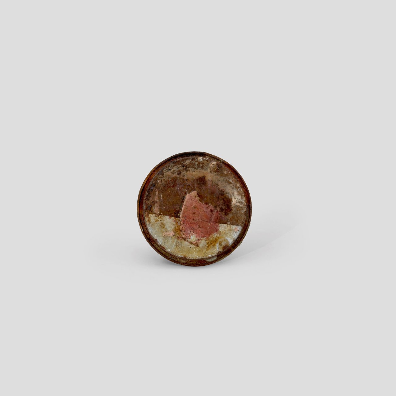 Auf diesem Bild ist das folgende Kunstwerk zu sehen: Hermann Glöckner. Blechdeckel mit rosa Fleck. 1960.