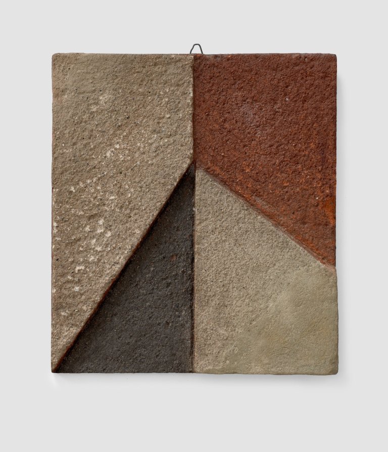 Auf diesem Bild ist das folgende Kunstwerk zu sehen: Helldunkle Pyramidenform auf hell-rot geteiltem Grund. 1948.