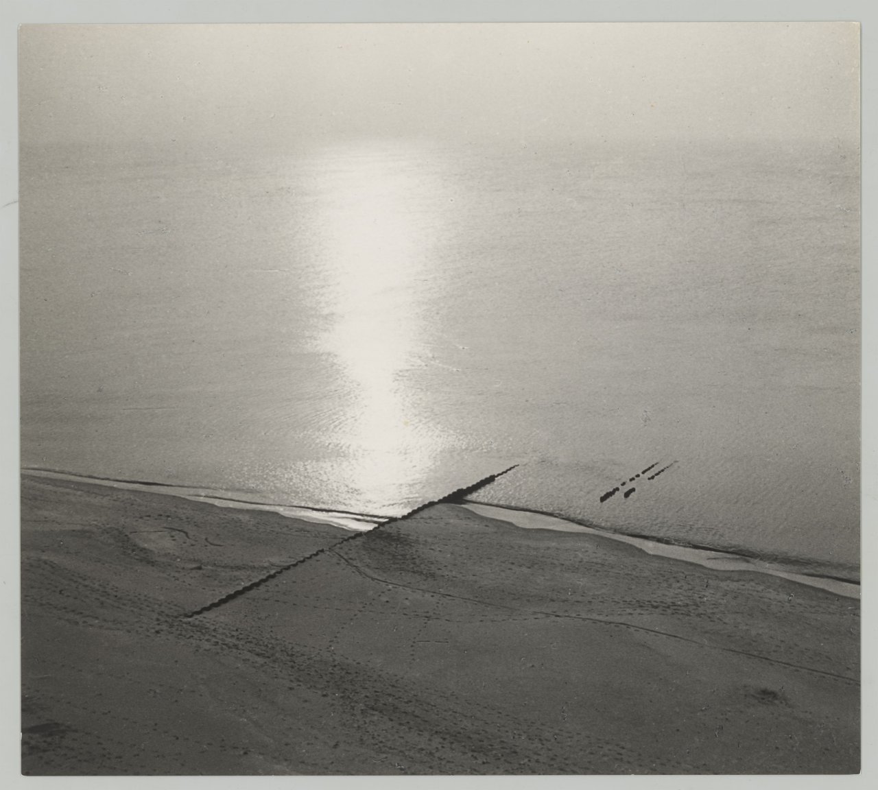 This picture shows the following artwork: Albert Renger-Patzsch. ”Sonnenuntergang am Roten Kliff, Sylt”. 1936.