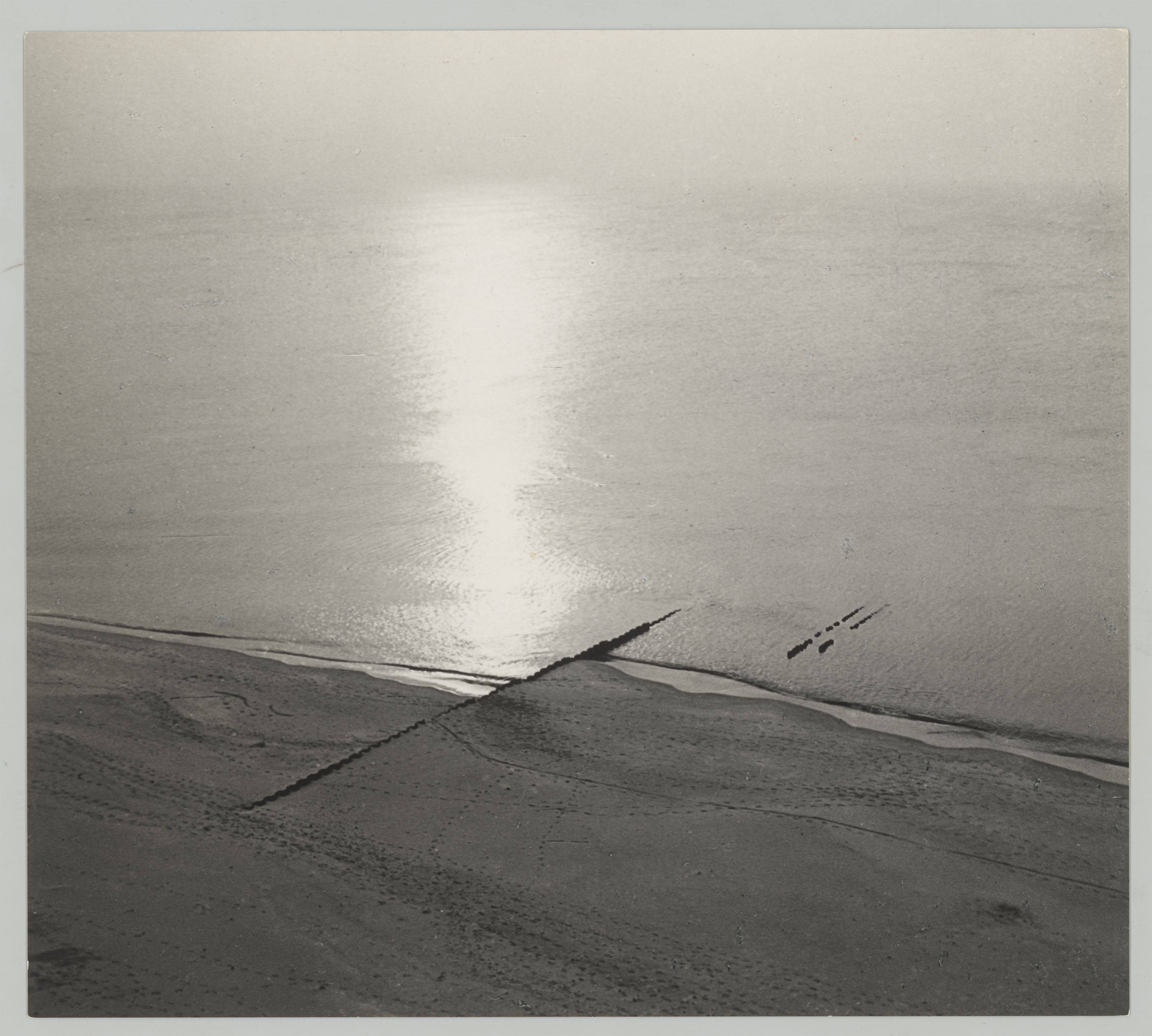 This picture shows the following artwork: Albert Renger-Patzsch. ”Sonnenuntergang am Roten Kliff, Sylt”. 1936.