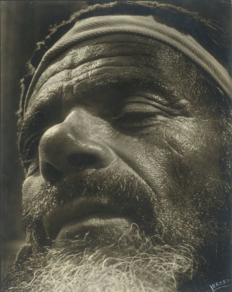 Auf diesem Bild ist das folgende Kunstwerk zu sehen: Helmar Lerski (d.i. Schmuklerski, Israel). „Afghane, blinder Bettler“, aus „Jüdische Köpfe / Araber und Juden“, 1931–1935.