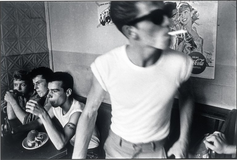 Auf diesem Bild ist das folgende Kunstwerk zu sehen: Bruce Davidson. New York City, aus der Serie „Brooklyn Gang“. 1959.