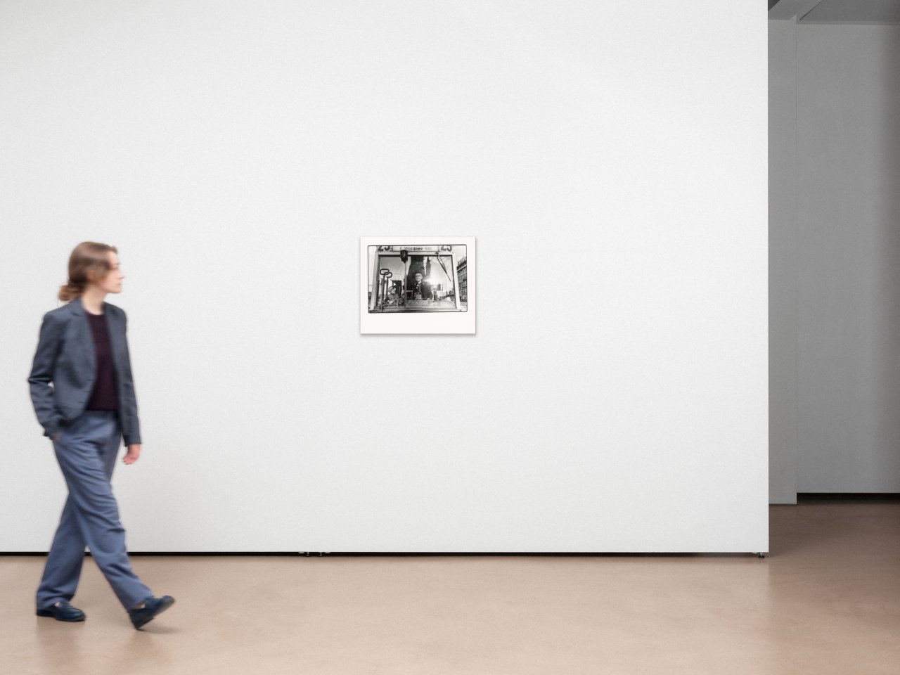Auf diesem Bild ist das folgende Kunstwerk zu sehen: Will McBride. „Junge mit Straßenbahnfahrer in der Tauentzienstr. Berlin“. 1956.