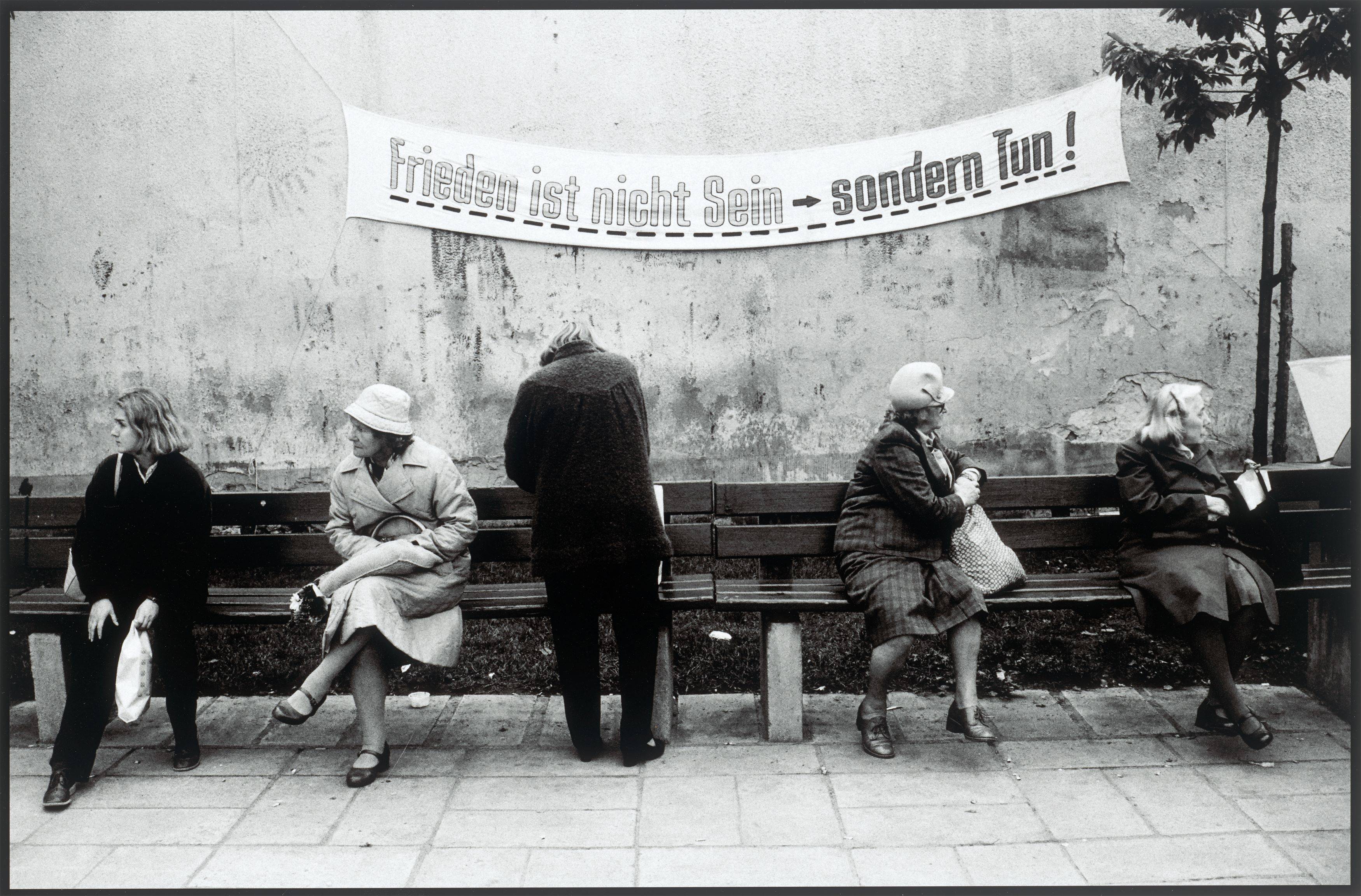 This picture shows the following artwork: Harald Hauswald. ”U-Bahn-Linie A” / Fest an der Panke. Each 1987.