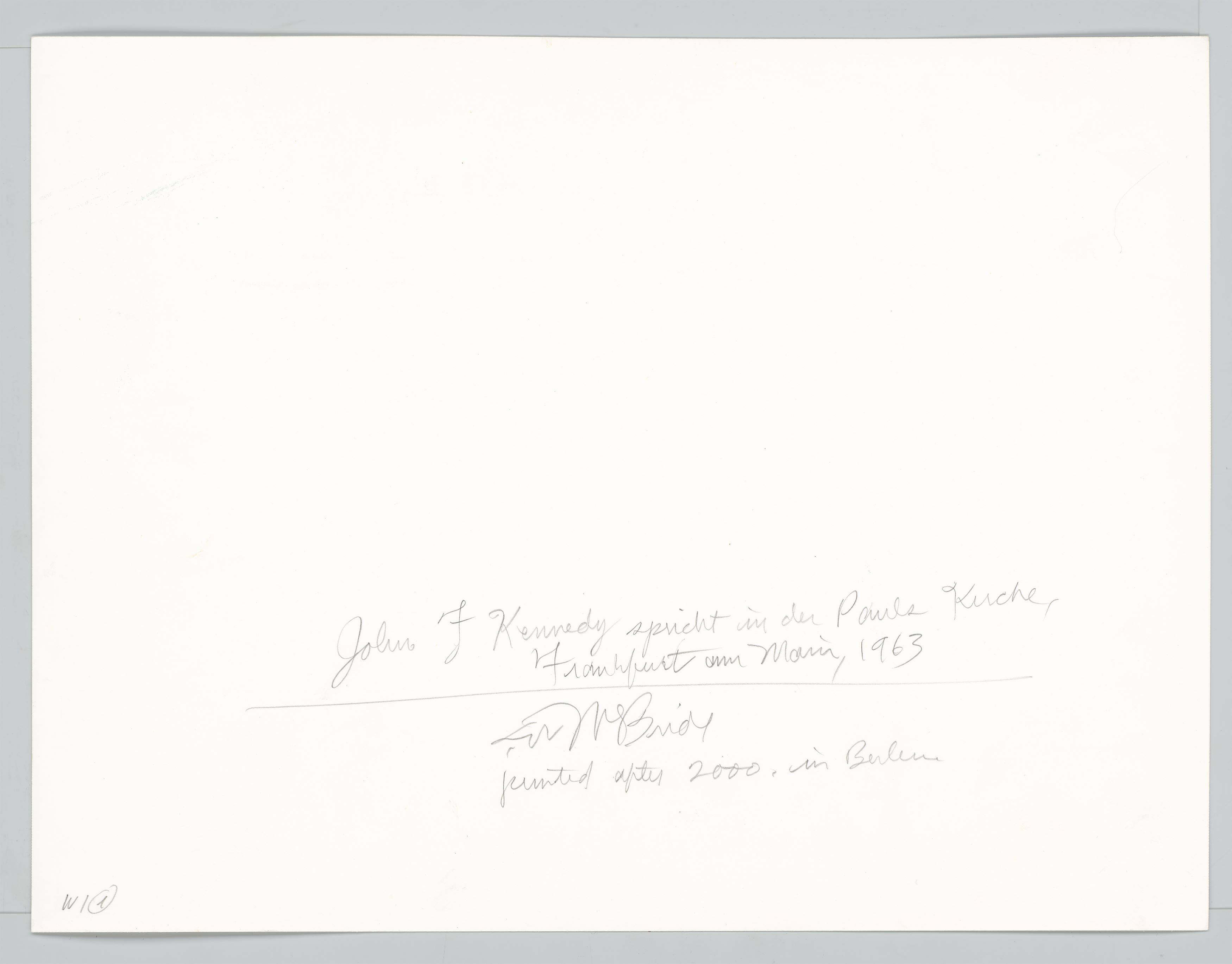 Auf diesem Bild ist das folgende Kunstwerk zu sehen: Will McBride. „John F. Kennedy spricht in der Paulskirche, Frankfurt am Main“. 1963.