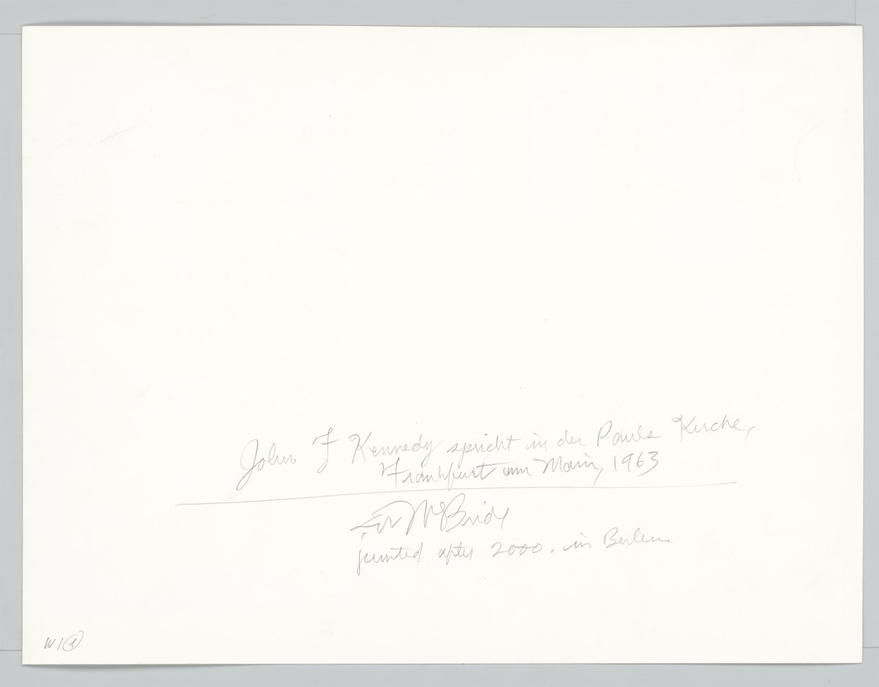Auf diesem Bild ist das folgende Kunstwerk zu sehen: Will McBride. „John F. Kennedy spricht in der Paulskirche, Frankfurt am Main“. 1963.
