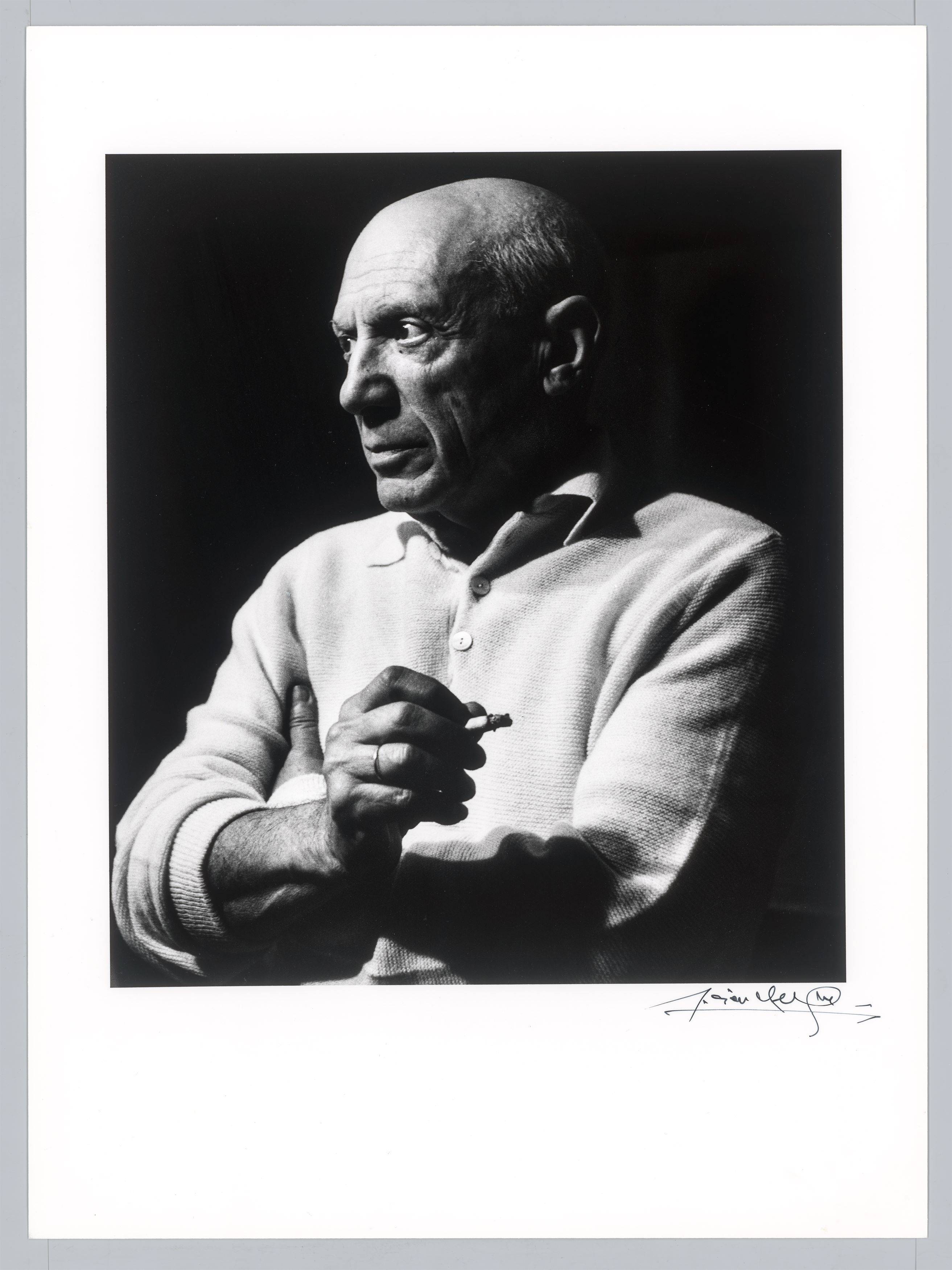 Auf diesem Bild ist das folgende Kunstwerk zu sehen: Lucien Clergue. „Picasso à la cigarette II, Cannes, La Californie“. 1956.