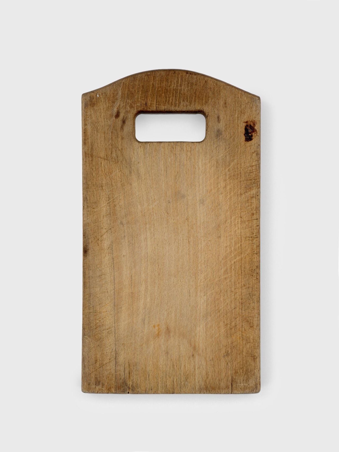 Auf diesem Bild ist das folgende Kunstwerk zu sehen: Hermann Glöckner. Schneidebrett mit rechteckiger Griffaussparung.