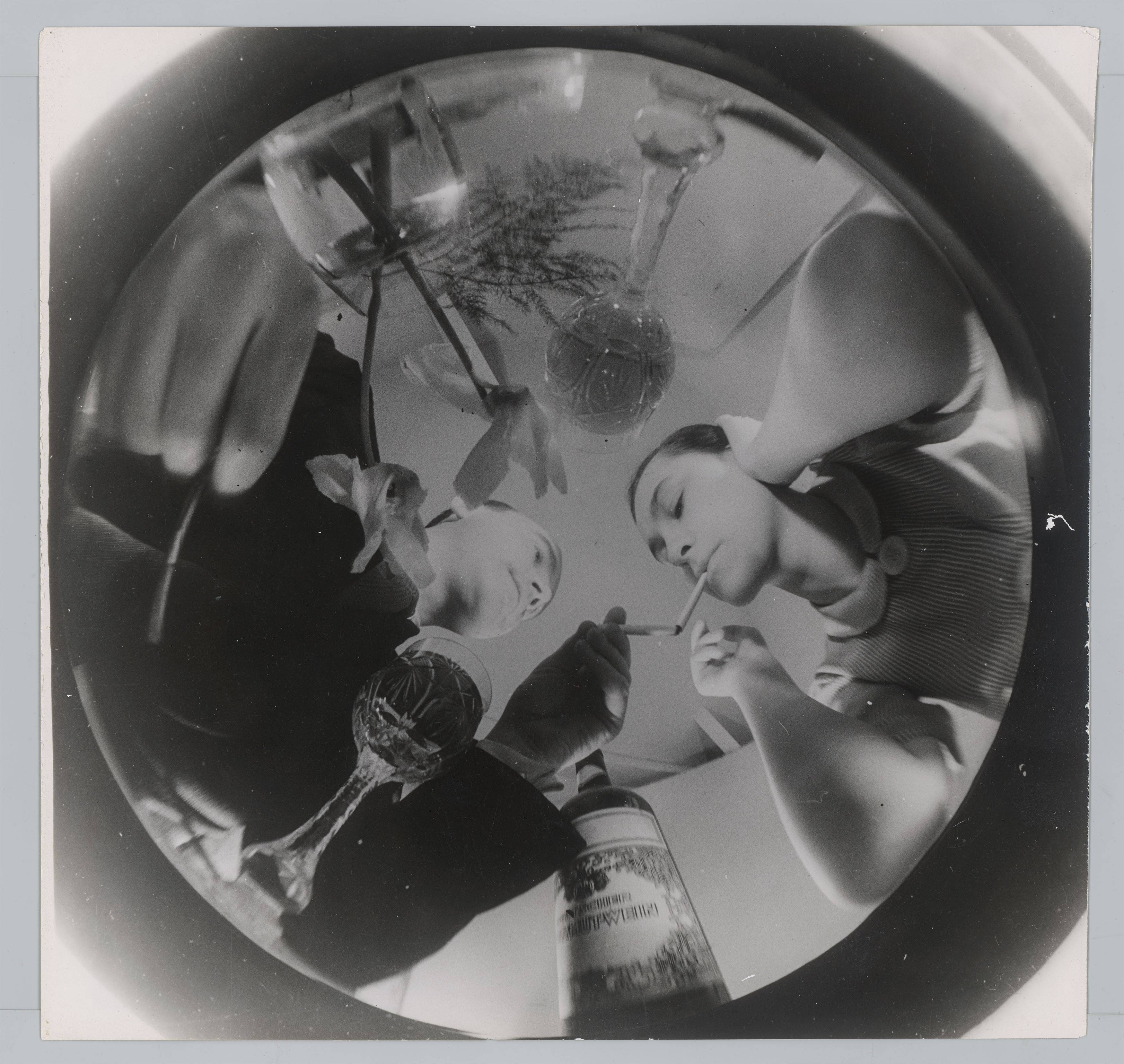 Auf diesem Bild ist das folgende Kunstwerk zu sehen:  Umbo (d.i. Otto Umbehr). Tea for Two, aus der Serie „Die Wolkenkamera sieht sich auf der Erde um“, 1935–1937. 1935.