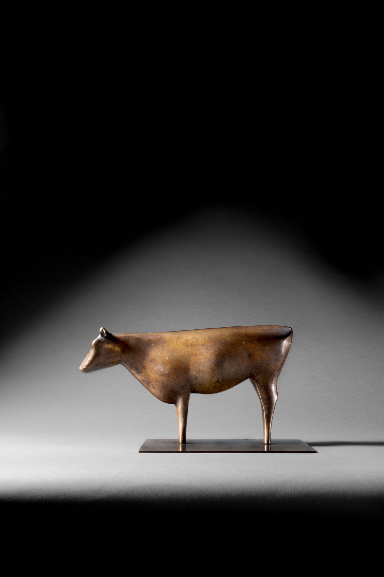 Auf diesem Bild ist das folgende Kunstwerk zu sehen: Ewald Mataré. „Stehende Kuh ‚Windkuh‘“. 1923.