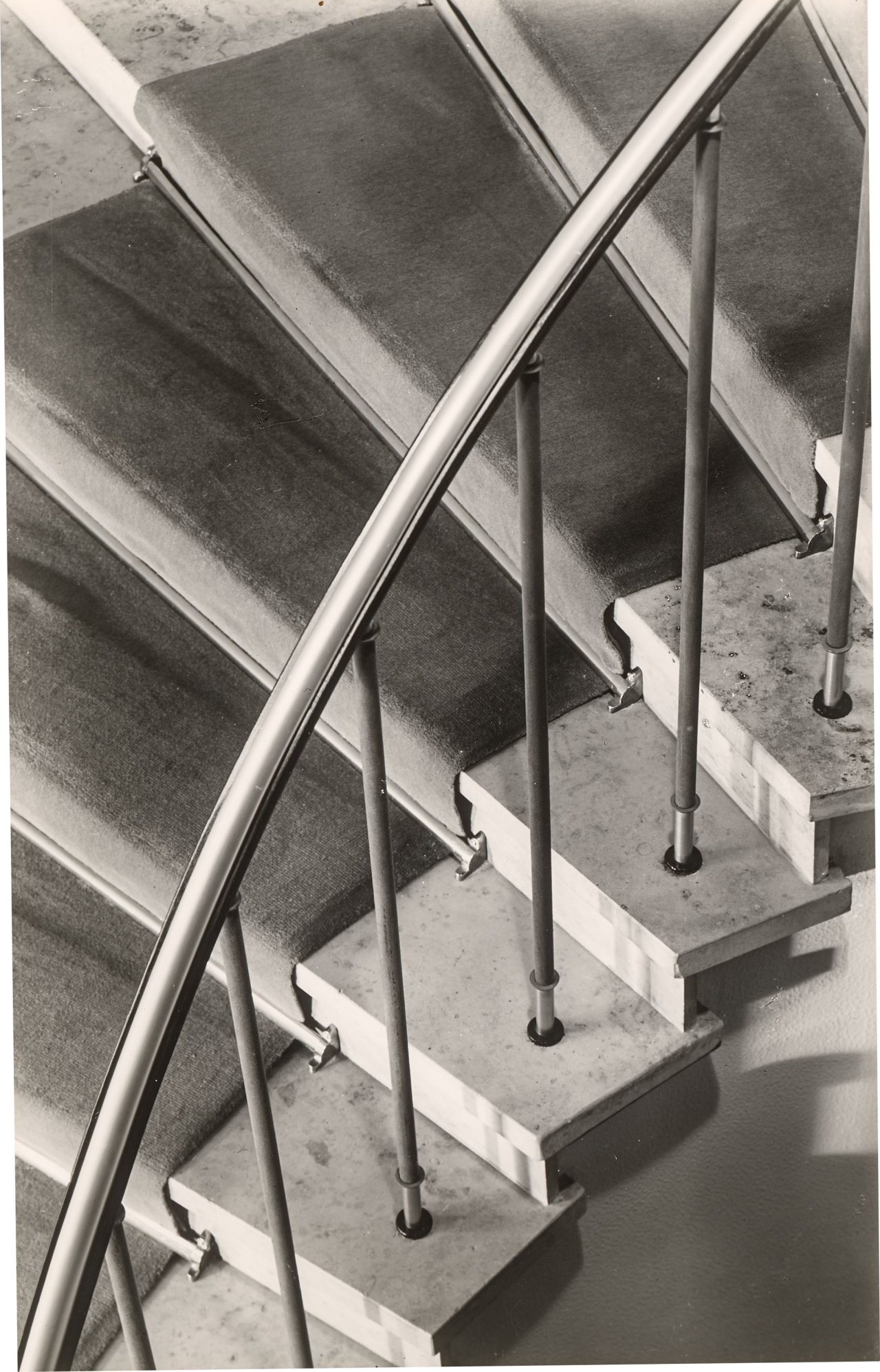 Auf diesem Bild ist das folgende Kunstwerk zu sehen: Max Baur. Konvolut: Treppenhäuser. 1950er–Jahre.