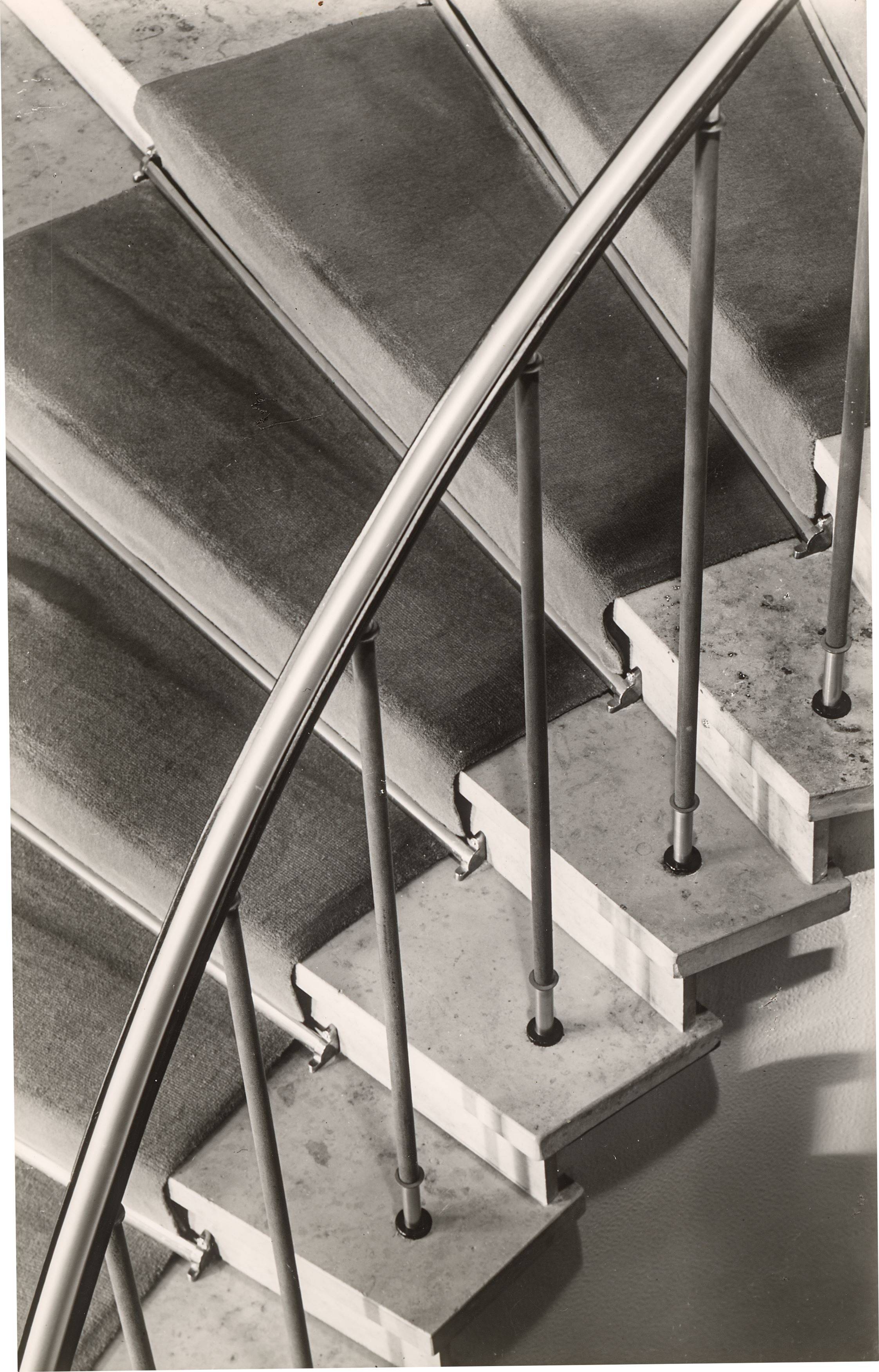 Auf diesem Bild ist das folgende Kunstwerk zu sehen: Max Baur. Konvolut: Treppenhäuser. 1950er–Jahre.