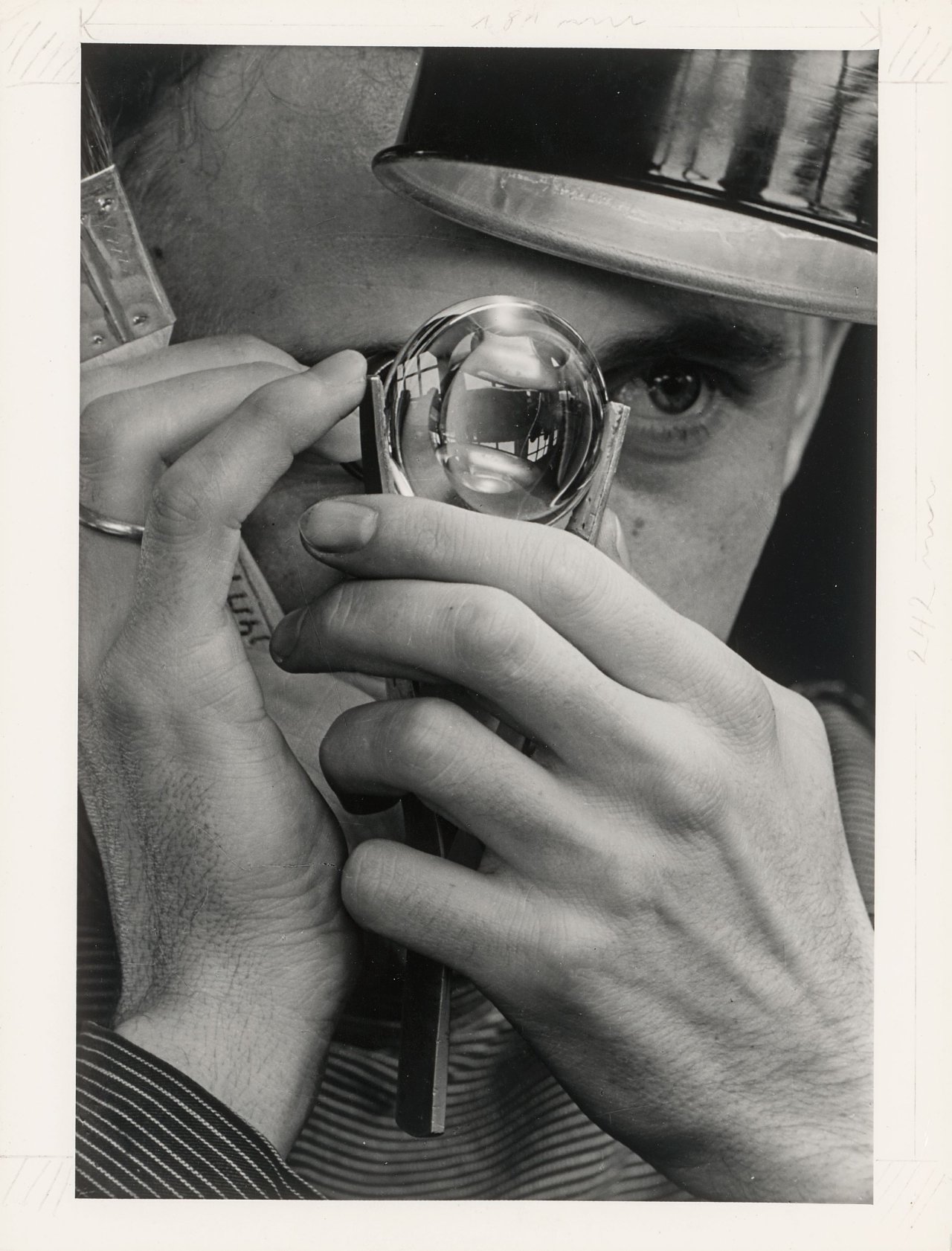 Auf diesem Bild ist das folgende Kunstwerk zu sehen:  Wolff & Tritschler (Dr. Paul Wolff & Alfred Tritschler). Feinmechanik. Prüfen von Linsen. 1937.