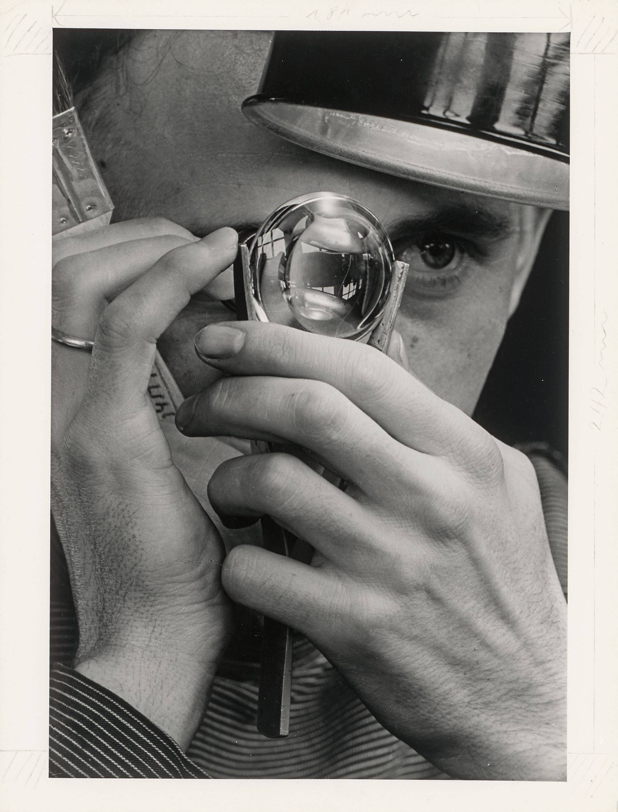Auf diesem Bild ist das folgende Kunstwerk zu sehen:  Wolff & Tritschler (Dr. Paul Wolff & Alfred Tritschler). Feinmechanik. Prüfen von Linsen. 1937.