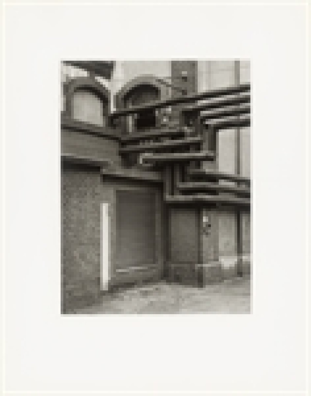 Auf diesem Bild ist das folgende Kunstwerk zu sehen: Bernd und Hilla Becher. „Walls and Conduits“. 1991.