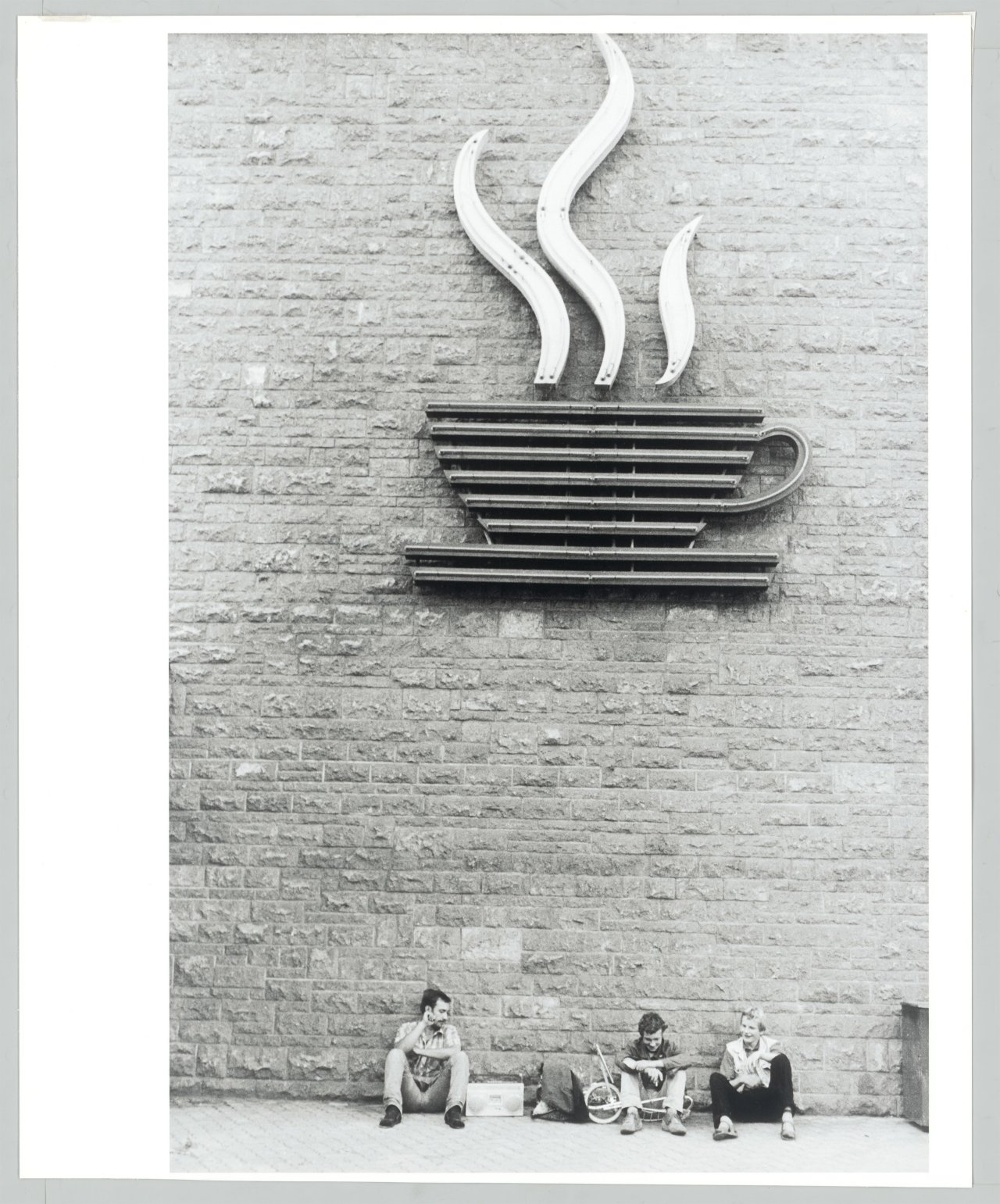 This picture shows the following artwork: Harald Hauswald. ”Am Wasserturm” / Bahnhof Lichtenberg. 1982 and 1980.